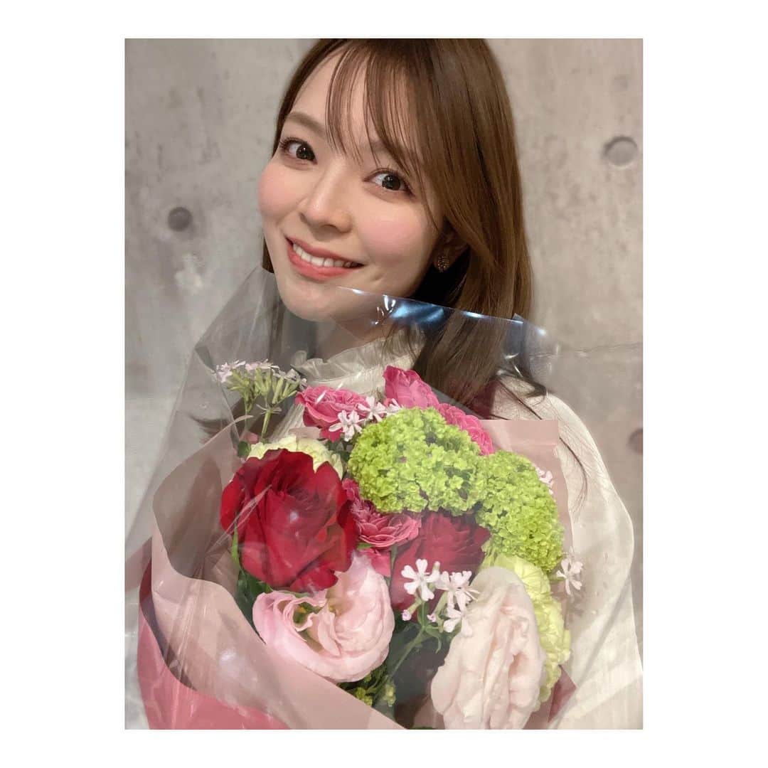 三宅絹紗さんのインスタグラム写真 - (三宅絹紗Instagram)「💐 春っぽさと どこか落ち着きを感じる アレンジメント🌹  毎日可愛いね〜😚と声かけて 水をあげているのですが、 どんどん元気に 美しくなっている気がする😳🌟  もしかして、、、🗣👂🏻？  #春ブーケ#フラワーアレンジメント💐 #いわて#めんこいテレビ#三宅絹紗」4月12日 23時01分 - kinusa_miyake_mit