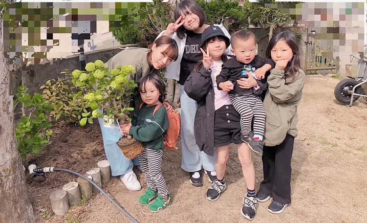 江原千鶴（エハラチヅル）さんのインスタグラム写真 - (江原千鶴（エハラチヅル）Instagram)「4月1日の誕生日は、大分の妹のお家で迎えました☺️  朝起きたら、小5の姪っ子が1人で飾り付けを作ってくれてた💕  幼馴染のお母さんに会いにPOLAに行ったら、お店の方々からお花とプレゼントを頂きました💕  公園で遊んで、夕方になっても妹がなかなか連れて帰ってくれないな〜 と思って、いざ帰ると、中2姪っ子と美羽がパーティの準備をしてくれていました😍  こんなおしゃれなご飯が作れるなんて❣️ ママが好きだからってフムスまでレシピを見て作ってくれて感動でした😭 美味しくておかげで飲み過ぎましたw  じいじは私の誕生日と、美羽の入学の記念樹を植えてくれました🌳  パパは一番にメッセージくれて、ビデオ電話しました✨  東京に帰ると、大阪のお母さんとお姉さんからプレゼントが届いて🎁💕  家族みんなにお祝いしてもらえて幸せです。  40過ぎたらもう自分が何歳か分からなくなってきて、歳を取るのも怖く無くなってきた😂 これからも楽しみがいっぱいある〜❣️  #エイプリルフール生まれ #誕生日」4月12日 23時01分 - eharachizuru