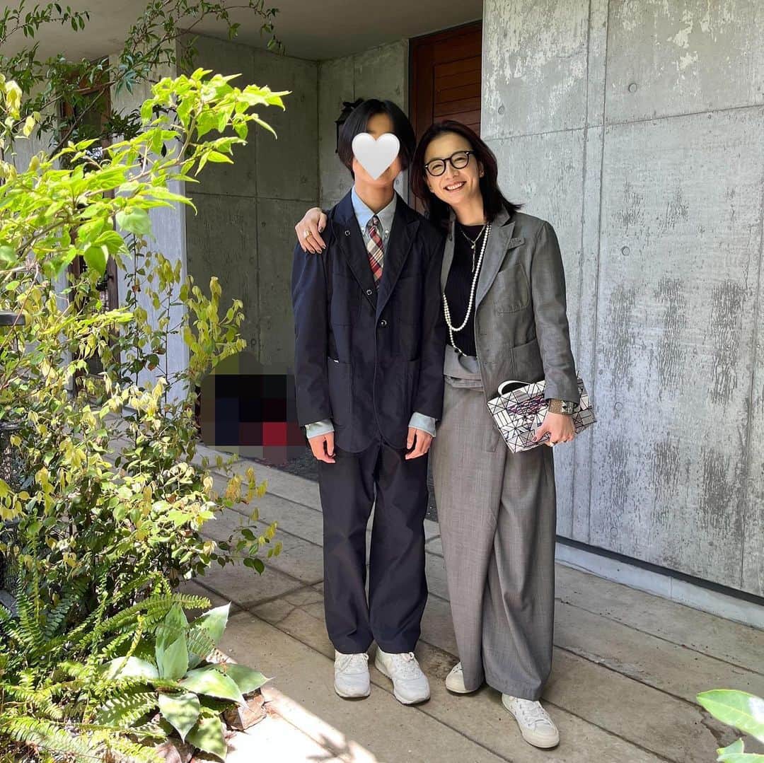 澤田泉美のインスタグラム：「先日、息子が中学生になりました！🌸  入学式が終わった日の夜、寝る間際に パパが「泉美、本当に有り難う！12年間立派に育ててきた賜物だよ！ママ、本当にありがとう！」って言ってくれて、 わたしの方こそ、子育てを楽しめているのは、誰でもない寿志くんのおかげです。と、思いました🥰  全てが手探りで大変だった一人目の育児のおかげで、 人として成長させてもらえた❤️ そして、パパとの子育てが楽しくて 今のわたしがいる！  息子よ、入学おめでとう㊗️ 君は、これから何をどう感じて、どう生きていくのか！ これからの成長が楽しみです！  初登校の日、パパもわたしもお互い知らずに 息子に熱いメッセージを送っていたようで、 似た者夫婦だなと思ったのでした😂  思春期に突入する息子よw うざがらんといてな笑 （うそw内心は、ウザがってもどっちでも全然いい😅）  #息子#中学生#早い #入学ま#おめでとう #早すぎる #三児の母 コーディネートの質問をいただいていました👔 #suits @engineered_garments_tokyo  #knit @madisonblue_official  #shoes  @converse_jp  ルブタン履く予定が...w🤔 いや、そもそも着物を着る予定が... 卒業式に家族写真を撮り忘れたのでリベンジでした😂😂😂 以上w」