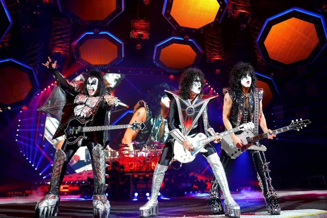 KISSのインスタグラム：「#MANAUS! Tonight's YOUR Night! Be READY! We are! #EndOfTheRoadTour #Brazil」