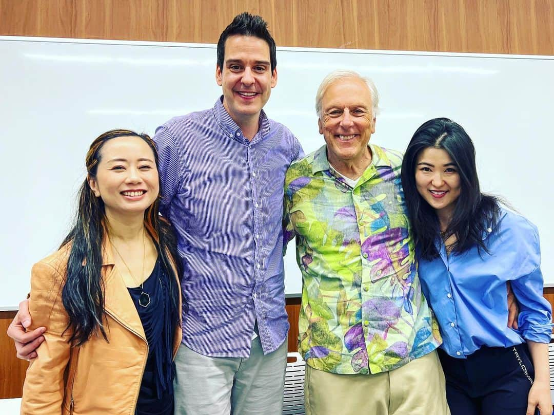 レイチェル・チャンのインスタグラム：「What a great pleasure to be part of my mentor and precious friends Alan Cohen & Dougall Fraser’s first collaboration in Japan❣️ メンターであり尊敬する大好きなアラン•コーエンさんと、ドゥーガル•フレイザーさんの日本での初コラボイベントで通訳をラジオ仲間の宮本絢子さんと一緒に担当させていただきました✨尊敬するお2人のエネルギーを浴びる貴重な体験はもちろん、絢子さんとまるでラジオのツインナビのような時間を過ごす事が出来たのも楽しかった〜  そしてわたしや夫のYouTubeで知って、駆けつけてくださった方が何人もいらして声をかけて頂き、とても嬉しかったです😊  @dougallfraser  @ayakomiyamoto114  #alancohen #アランコーエン #dougallfraser #ドゥーガルフレイザー  #ayakomiyamoto #宮本絢子 #ラジオパーソナリティー #radiodj #レイチェルチャンネル　#youtuber #finetuneradio #レイチェルチャン」