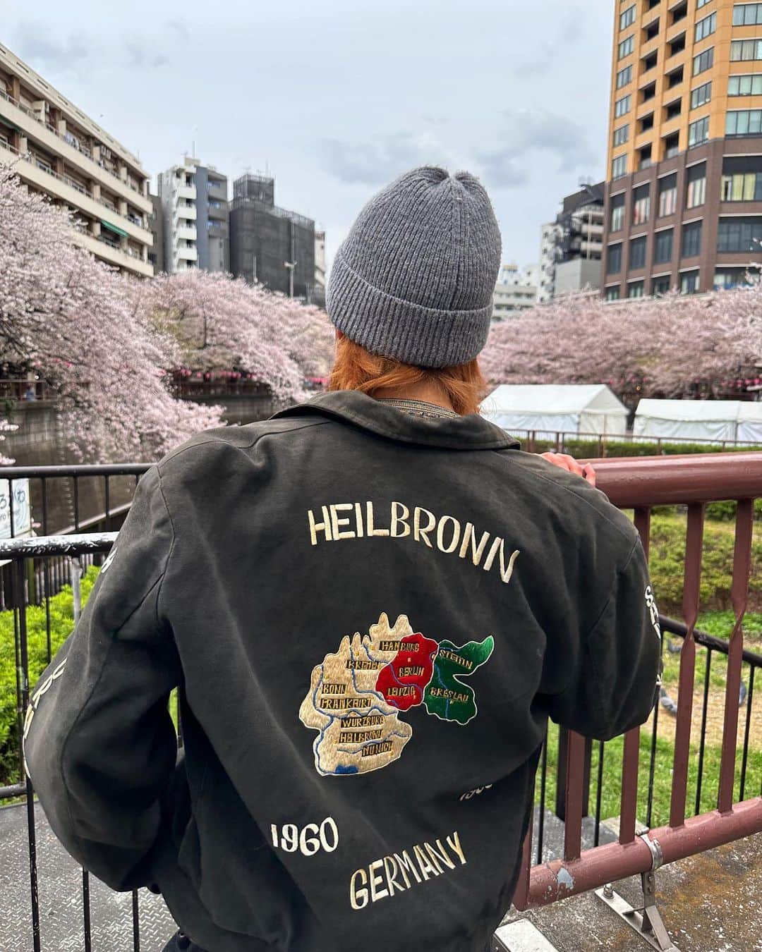 はるくんさんのインスタグラム写真 - (はるくんInstagram)「60年代のドイツのスーベニアジャケット ドイツは珍しすぎ。  ドイツに駐在してる米兵がお土産に作ってもらったジャケット(左の刺繍見る感じ多分RODさん。) おそらく日本でスカジャンを作ってもらった米兵の友達がいて「俺もそれ作りて〜」ってなってドイツに1960年から3年間駐在してた証を作ってもらったんだろうな とか想像するとロマンがあってええなー  としくんみのさんとの古着動画で購入したやつです ぜひ見てください〜！  #sukajan #souvenirjacket #60s」4月12日 22時55分 - haluktuc