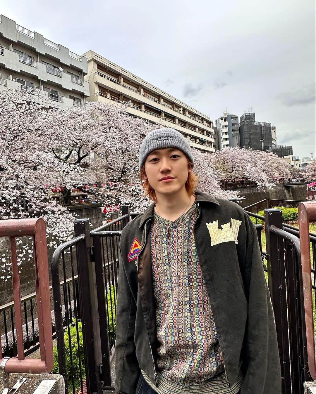 はるくんさんのインスタグラム写真 - (はるくんInstagram)「60年代のドイツのスーベニアジャケット ドイツは珍しすぎ。  ドイツに駐在してる米兵がお土産に作ってもらったジャケット(左の刺繍見る感じ多分RODさん。) おそらく日本でスカジャンを作ってもらった米兵の友達がいて「俺もそれ作りて〜」ってなってドイツに1960年から3年間駐在してた証を作ってもらったんだろうな とか想像するとロマンがあってええなー  としくんみのさんとの古着動画で購入したやつです ぜひ見てください〜！  #sukajan #souvenirjacket #60s」4月12日 22時55分 - haluktuc