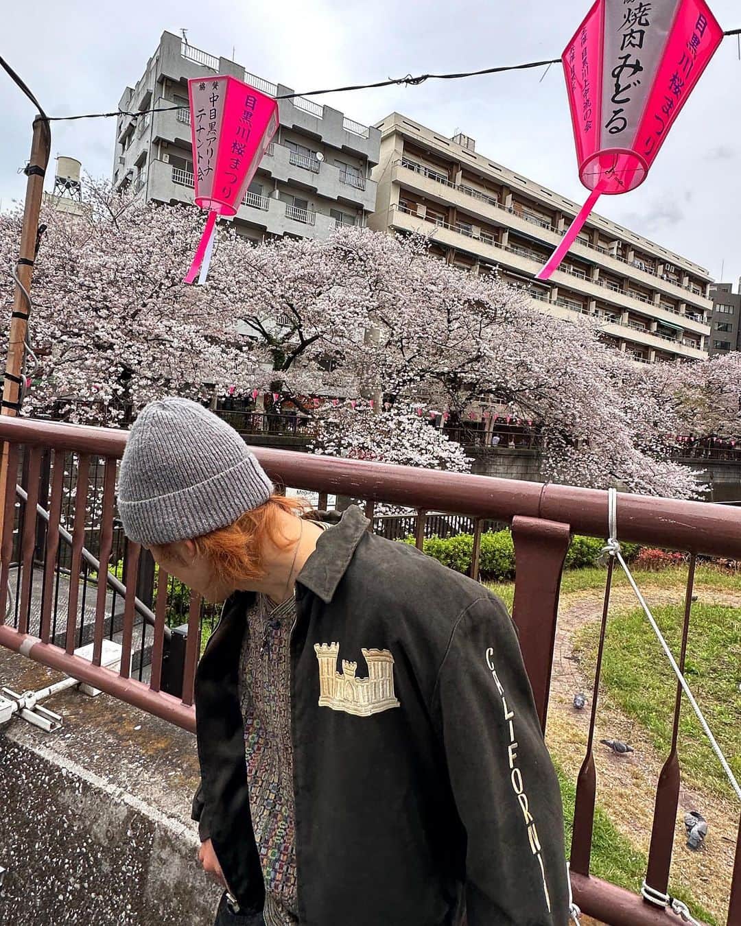 はるくんさんのインスタグラム写真 - (はるくんInstagram)「60年代のドイツのスーベニアジャケット ドイツは珍しすぎ。  ドイツに駐在してる米兵がお土産に作ってもらったジャケット(左の刺繍見る感じ多分RODさん。) おそらく日本でスカジャンを作ってもらった米兵の友達がいて「俺もそれ作りて〜」ってなってドイツに1960年から3年間駐在してた証を作ってもらったんだろうな とか想像するとロマンがあってええなー  としくんみのさんとの古着動画で購入したやつです ぜひ見てください〜！  #sukajan #souvenirjacket #60s」4月12日 22時55分 - haluktuc