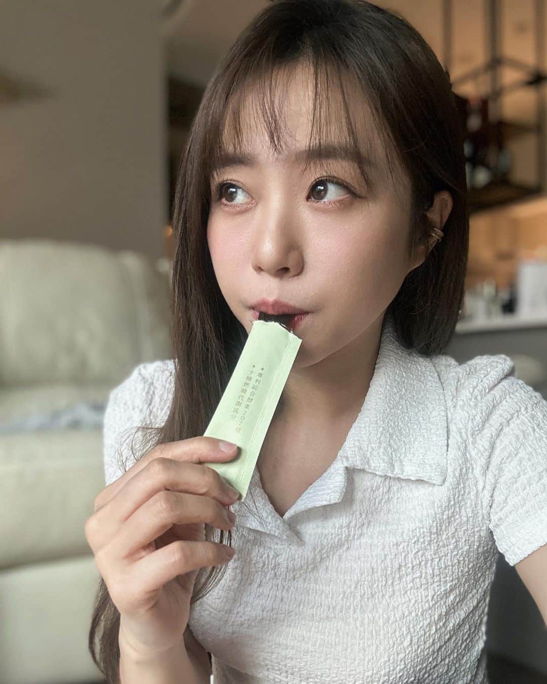 鄭茵聲のインスタグラム：「一到韓國立馬衝來吃甜甜的炸醬麵 喔摸 真的太想念這個味道了😋  以前出國都吃到消化不良xD (想吃的實在太多了) 帶著纖纖凍實在好給力耶 每天吃一包 嗯嗯順到不行 回國體重也沒在怕的 懂不懂 https://musetime.com.tw/EN?tag=Alina0413  工作之餘就是要到處玩 吃好料 享受生活 等我充飽電回來 好嗎？」