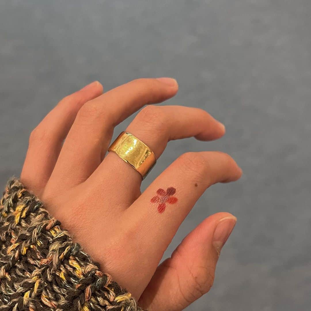 山本奈衣瑠さんのインスタグラム写真 - (山本奈衣瑠Instagram)「自分のお気に入りの指に花✴︎  手をみてるだけであがるのょ (ｱﾘｶﾞﾀｲ~) 👼🏼」4月12日 22時56分 - nairuuuu
