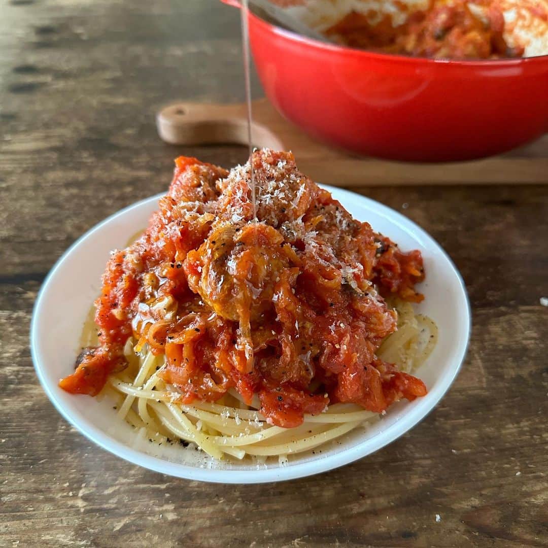 Tesshiさんのインスタグラム写真 - (TesshiInstagram)「ミートボール入りトマトソーススパゲッティ Spaghetti in tomato sauce with meatballs #yummy #homemade #healthy #pasta #spaghetti #tomato #meatballs #おいしい #パスタ #スパゲッティ #トマトソース  #ミートボール #マカロニメイト #フーディーテーブル #手作り  トマトソース(2人分)→オリーブオイル大2、にんにく1かけ、赤唐辛子1本、具(ミートボールきのこ玉ねぎにんじん)、日本酒大2〜、トマト缶1缶(そこそこ煮詰める)、しょうゆたらり大1/2、塩小1/2〜1、砂糖小1/2〜、バターひとかけら、パルミジャーノ•レッジャーノ、黒胡椒、追いオリーブオイルなど Tomato sauce(serves 2)… 2 tbsp olive oil, 1 clove garlic, 1 chili, meatballs, Shimeji mushrooms, onion, carrot, 2~ tbsp sake, 1 canned tomatoes(simmer until thickened), 1/2 tbsp butter, 1/2 tbsp soy sauce, 1/2~1 tsp salt, 1/2~ tsp sugar, Parmigiano Reggiano, pepper and more olive oil…  ミートボール(ハンバーグ)→好きな挽肉300g、玉ねぎ1/4個、卵1個、パン粉大1、牛乳大1、塩胡椒など Meatballs… 300g ground meat, 1/4 onion, 1 egg, 1 tbsp panko, 1 tbsp milk, salt and pepper… ミートボール(ハンバーグ)は市販品でもいいし。」4月12日 22時57分 - tmytsm