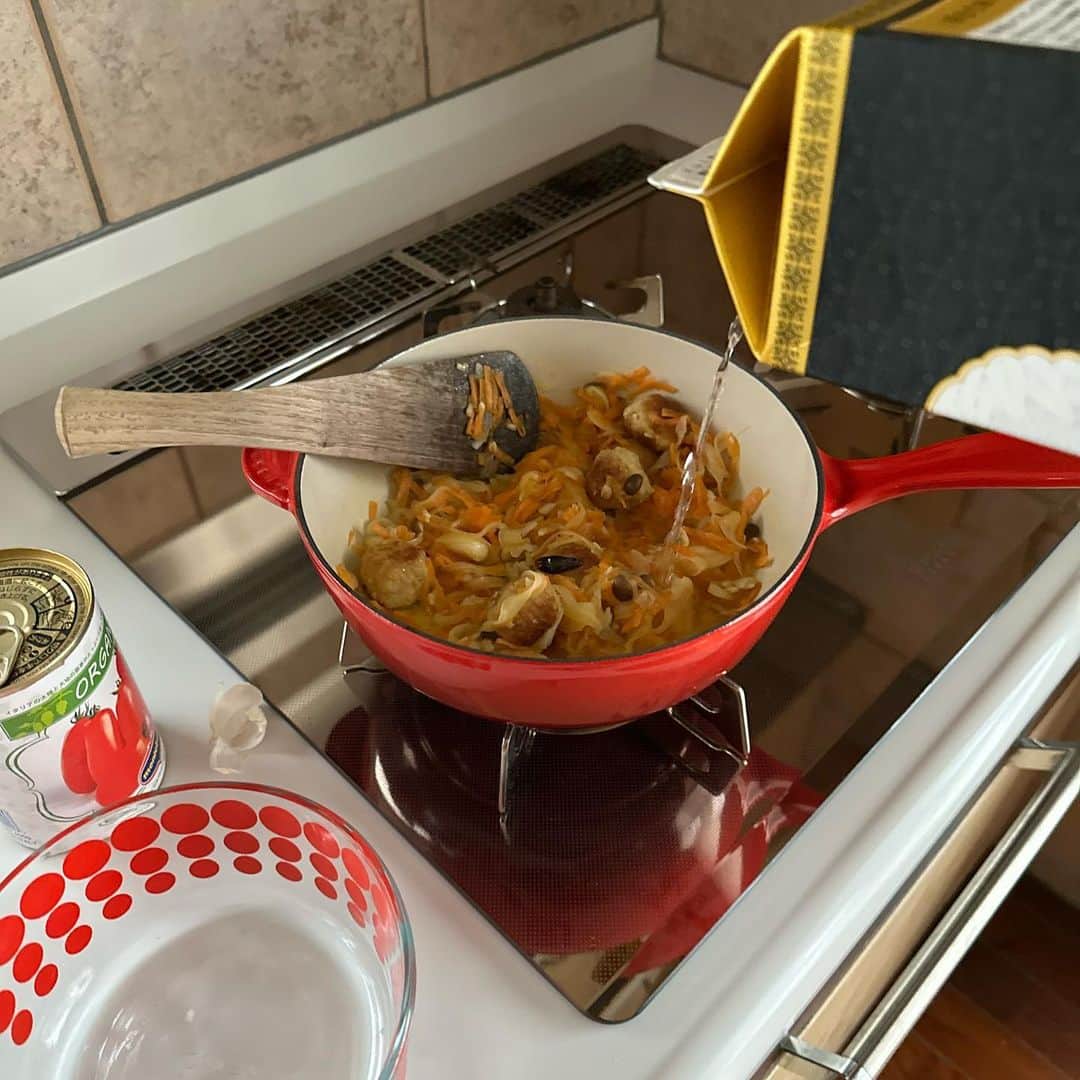 Tesshiさんのインスタグラム写真 - (TesshiInstagram)「ミートボール入りトマトソーススパゲッティ Spaghetti in tomato sauce with meatballs #yummy #homemade #healthy #pasta #spaghetti #tomato #meatballs #おいしい #パスタ #スパゲッティ #トマトソース  #ミートボール #マカロニメイト #フーディーテーブル #手作り  トマトソース(2人分)→オリーブオイル大2、にんにく1かけ、赤唐辛子1本、具(ミートボールきのこ玉ねぎにんじん)、日本酒大2〜、トマト缶1缶(そこそこ煮詰める)、しょうゆたらり大1/2、塩小1/2〜1、砂糖小1/2〜、バターひとかけら、パルミジャーノ•レッジャーノ、黒胡椒、追いオリーブオイルなど Tomato sauce(serves 2)… 2 tbsp olive oil, 1 clove garlic, 1 chili, meatballs, Shimeji mushrooms, onion, carrot, 2~ tbsp sake, 1 canned tomatoes(simmer until thickened), 1/2 tbsp butter, 1/2 tbsp soy sauce, 1/2~1 tsp salt, 1/2~ tsp sugar, Parmigiano Reggiano, pepper and more olive oil…  ミートボール(ハンバーグ)→好きな挽肉300g、玉ねぎ1/4個、卵1個、パン粉大1、牛乳大1、塩胡椒など Meatballs… 300g ground meat, 1/4 onion, 1 egg, 1 tbsp panko, 1 tbsp milk, salt and pepper… ミートボール(ハンバーグ)は市販品でもいいし。」4月12日 22時57分 - tmytsm