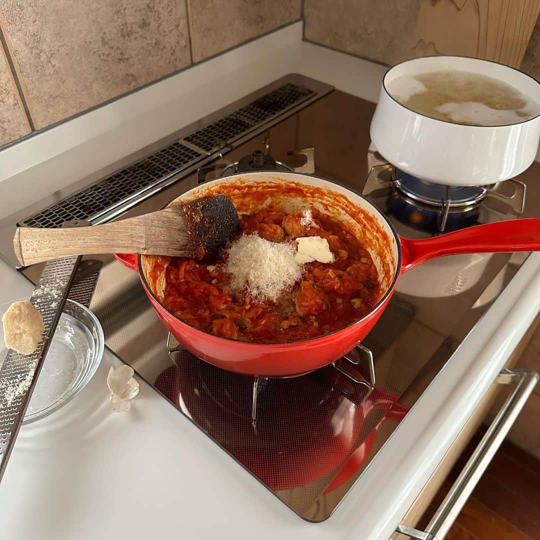 Tesshiさんのインスタグラム写真 - (TesshiInstagram)「ミートボール入りトマトソーススパゲッティ Spaghetti in tomato sauce with meatballs #yummy #homemade #healthy #pasta #spaghetti #tomato #meatballs #おいしい #パスタ #スパゲッティ #トマトソース  #ミートボール #マカロニメイト #フーディーテーブル #手作り  トマトソース(2人分)→オリーブオイル大2、にんにく1かけ、赤唐辛子1本、具(ミートボールきのこ玉ねぎにんじん)、日本酒大2〜、トマト缶1缶(そこそこ煮詰める)、しょうゆたらり大1/2、塩小1/2〜1、砂糖小1/2〜、バターひとかけら、パルミジャーノ•レッジャーノ、黒胡椒、追いオリーブオイルなど Tomato sauce(serves 2)… 2 tbsp olive oil, 1 clove garlic, 1 chili, meatballs, Shimeji mushrooms, onion, carrot, 2~ tbsp sake, 1 canned tomatoes(simmer until thickened), 1/2 tbsp butter, 1/2 tbsp soy sauce, 1/2~1 tsp salt, 1/2~ tsp sugar, Parmigiano Reggiano, pepper and more olive oil…  ミートボール(ハンバーグ)→好きな挽肉300g、玉ねぎ1/4個、卵1個、パン粉大1、牛乳大1、塩胡椒など Meatballs… 300g ground meat, 1/4 onion, 1 egg, 1 tbsp panko, 1 tbsp milk, salt and pepper… ミートボール(ハンバーグ)は市販品でもいいし。」4月12日 22時57分 - tmytsm