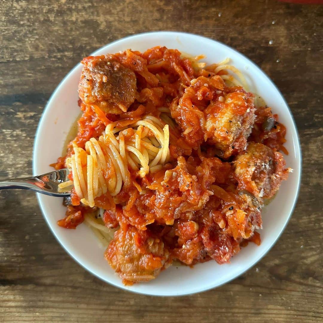 Tesshiさんのインスタグラム写真 - (TesshiInstagram)「ミートボール入りトマトソーススパゲッティ Spaghetti in tomato sauce with meatballs #yummy #homemade #healthy #pasta #spaghetti #tomato #meatballs #おいしい #パスタ #スパゲッティ #トマトソース  #ミートボール #マカロニメイト #フーディーテーブル #手作り  トマトソース(2人分)→オリーブオイル大2、にんにく1かけ、赤唐辛子1本、具(ミートボールきのこ玉ねぎにんじん)、日本酒大2〜、トマト缶1缶(そこそこ煮詰める)、しょうゆたらり大1/2、塩小1/2〜1、砂糖小1/2〜、バターひとかけら、パルミジャーノ•レッジャーノ、黒胡椒、追いオリーブオイルなど Tomato sauce(serves 2)… 2 tbsp olive oil, 1 clove garlic, 1 chili, meatballs, Shimeji mushrooms, onion, carrot, 2~ tbsp sake, 1 canned tomatoes(simmer until thickened), 1/2 tbsp butter, 1/2 tbsp soy sauce, 1/2~1 tsp salt, 1/2~ tsp sugar, Parmigiano Reggiano, pepper and more olive oil…  ミートボール(ハンバーグ)→好きな挽肉300g、玉ねぎ1/4個、卵1個、パン粉大1、牛乳大1、塩胡椒など Meatballs… 300g ground meat, 1/4 onion, 1 egg, 1 tbsp panko, 1 tbsp milk, salt and pepper… ミートボール(ハンバーグ)は市販品でもいいし。」4月12日 22時57分 - tmytsm