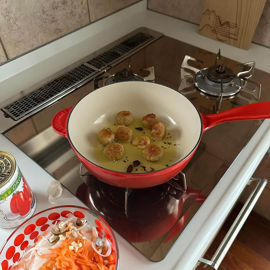Tesshiさんのインスタグラム写真 - (TesshiInstagram)「ミートボール入りトマトソーススパゲッティ Spaghetti in tomato sauce with meatballs #yummy #homemade #healthy #pasta #spaghetti #tomato #meatballs #おいしい #パスタ #スパゲッティ #トマトソース  #ミートボール #マカロニメイト #フーディーテーブル #手作り  トマトソース(2人分)→オリーブオイル大2、にんにく1かけ、赤唐辛子1本、具(ミートボールきのこ玉ねぎにんじん)、日本酒大2〜、トマト缶1缶(そこそこ煮詰める)、しょうゆたらり大1/2、塩小1/2〜1、砂糖小1/2〜、バターひとかけら、パルミジャーノ•レッジャーノ、黒胡椒、追いオリーブオイルなど Tomato sauce(serves 2)… 2 tbsp olive oil, 1 clove garlic, 1 chili, meatballs, Shimeji mushrooms, onion, carrot, 2~ tbsp sake, 1 canned tomatoes(simmer until thickened), 1/2 tbsp butter, 1/2 tbsp soy sauce, 1/2~1 tsp salt, 1/2~ tsp sugar, Parmigiano Reggiano, pepper and more olive oil…  ミートボール(ハンバーグ)→好きな挽肉300g、玉ねぎ1/4個、卵1個、パン粉大1、牛乳大1、塩胡椒など Meatballs… 300g ground meat, 1/4 onion, 1 egg, 1 tbsp panko, 1 tbsp milk, salt and pepper… ミートボール(ハンバーグ)は市販品でもいいし。」4月12日 22時57分 - tmytsm