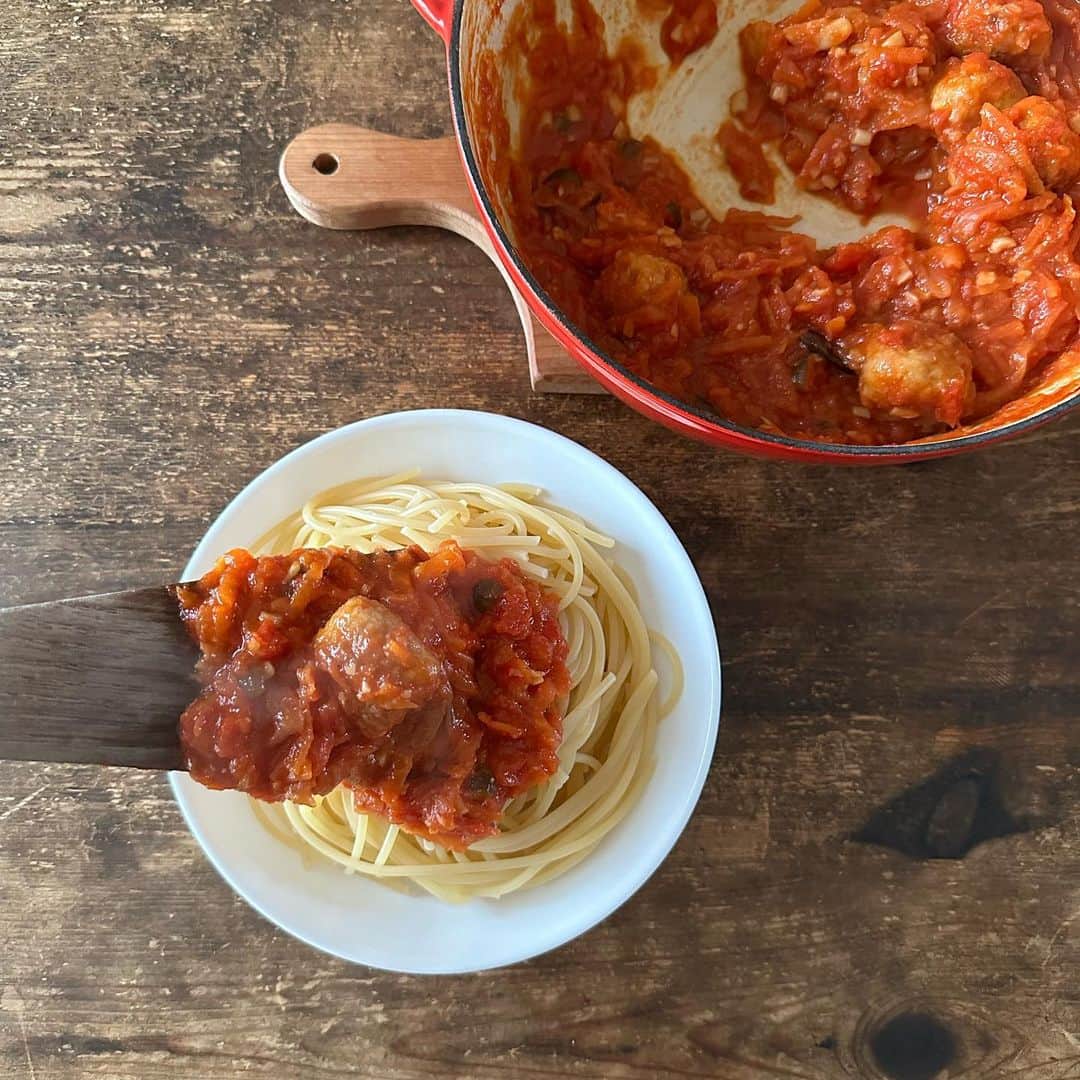 Tesshiさんのインスタグラム写真 - (TesshiInstagram)「ミートボール入りトマトソーススパゲッティ Spaghetti in tomato sauce with meatballs #yummy #homemade #healthy #pasta #spaghetti #tomato #meatballs #おいしい #パスタ #スパゲッティ #トマトソース  #ミートボール #マカロニメイト #フーディーテーブル #手作り  トマトソース(2人分)→オリーブオイル大2、にんにく1かけ、赤唐辛子1本、具(ミートボールきのこ玉ねぎにんじん)、日本酒大2〜、トマト缶1缶(そこそこ煮詰める)、しょうゆたらり大1/2、塩小1/2〜1、砂糖小1/2〜、バターひとかけら、パルミジャーノ•レッジャーノ、黒胡椒、追いオリーブオイルなど Tomato sauce(serves 2)… 2 tbsp olive oil, 1 clove garlic, 1 chili, meatballs, Shimeji mushrooms, onion, carrot, 2~ tbsp sake, 1 canned tomatoes(simmer until thickened), 1/2 tbsp butter, 1/2 tbsp soy sauce, 1/2~1 tsp salt, 1/2~ tsp sugar, Parmigiano Reggiano, pepper and more olive oil…  ミートボール(ハンバーグ)→好きな挽肉300g、玉ねぎ1/4個、卵1個、パン粉大1、牛乳大1、塩胡椒など Meatballs… 300g ground meat, 1/4 onion, 1 egg, 1 tbsp panko, 1 tbsp milk, salt and pepper… ミートボール(ハンバーグ)は市販品でもいいし。」4月12日 22時57分 - tmytsm