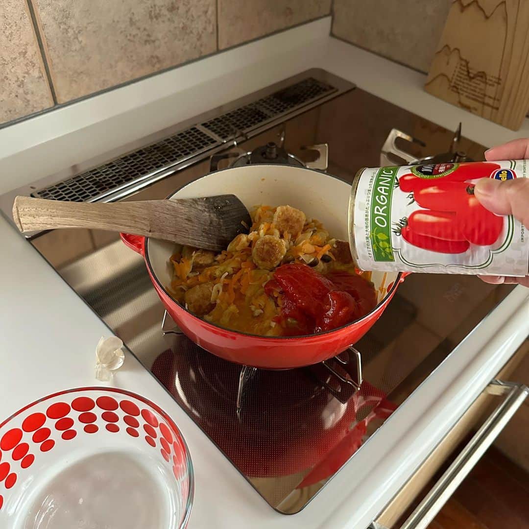 Tesshiさんのインスタグラム写真 - (TesshiInstagram)「ミートボール入りトマトソーススパゲッティ Spaghetti in tomato sauce with meatballs #yummy #homemade #healthy #pasta #spaghetti #tomato #meatballs #おいしい #パスタ #スパゲッティ #トマトソース  #ミートボール #マカロニメイト #フーディーテーブル #手作り  トマトソース(2人分)→オリーブオイル大2、にんにく1かけ、赤唐辛子1本、具(ミートボールきのこ玉ねぎにんじん)、日本酒大2〜、トマト缶1缶(そこそこ煮詰める)、しょうゆたらり大1/2、塩小1/2〜1、砂糖小1/2〜、バターひとかけら、パルミジャーノ•レッジャーノ、黒胡椒、追いオリーブオイルなど Tomato sauce(serves 2)… 2 tbsp olive oil, 1 clove garlic, 1 chili, meatballs, Shimeji mushrooms, onion, carrot, 2~ tbsp sake, 1 canned tomatoes(simmer until thickened), 1/2 tbsp butter, 1/2 tbsp soy sauce, 1/2~1 tsp salt, 1/2~ tsp sugar, Parmigiano Reggiano, pepper and more olive oil…  ミートボール(ハンバーグ)→好きな挽肉300g、玉ねぎ1/4個、卵1個、パン粉大1、牛乳大1、塩胡椒など Meatballs… 300g ground meat, 1/4 onion, 1 egg, 1 tbsp panko, 1 tbsp milk, salt and pepper… ミートボール(ハンバーグ)は市販品でもいいし。」4月12日 22時57分 - tmytsm