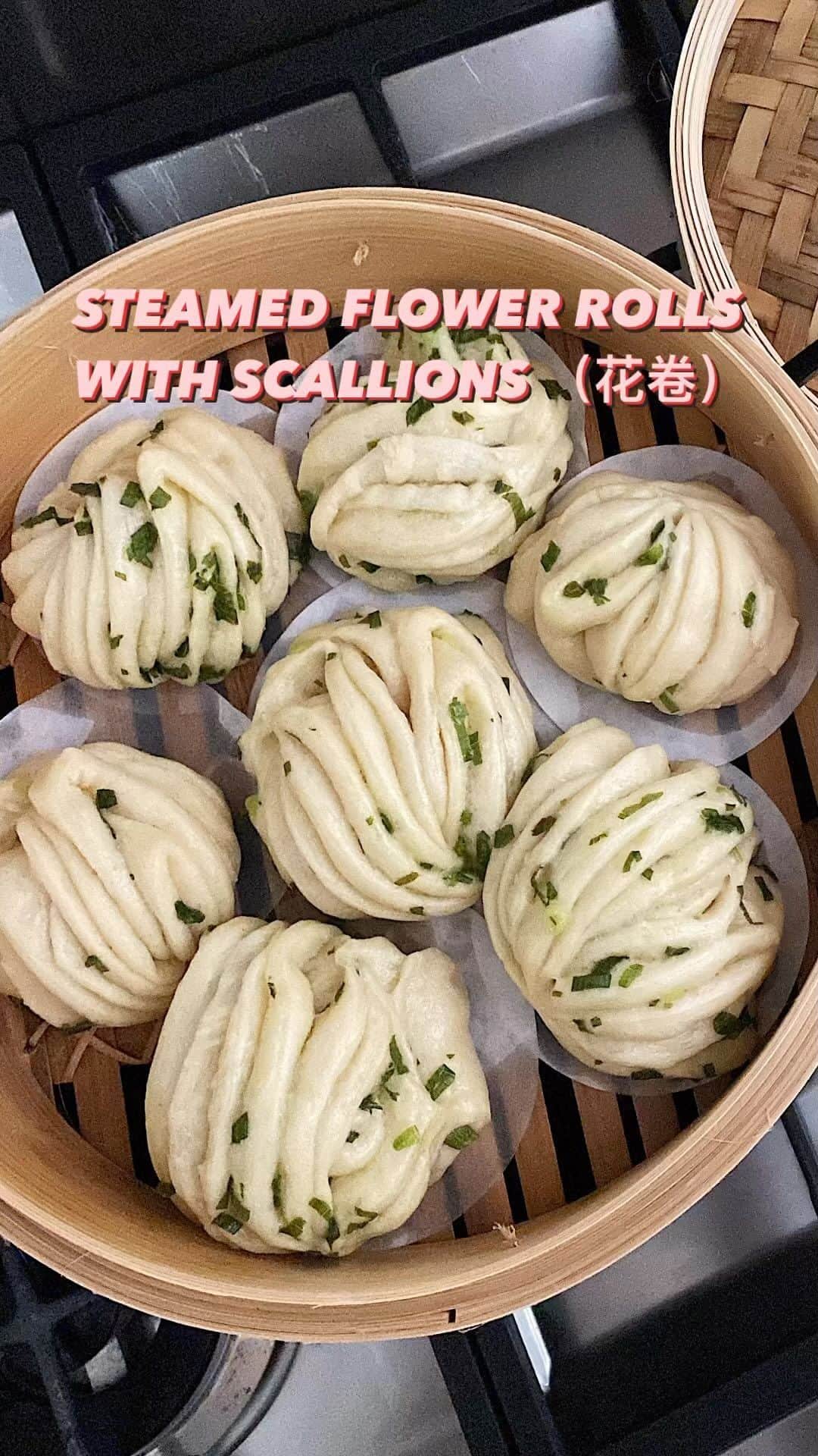 Samantha Leeのインスタグラム：「Steamed Flower Rolls With Scallions (花卷） These steamed flower rolls with scallions - soft, fluffy, and bursting with fragrant scallion flavour. They’re the perfect way to start your day, enjoy as a snack or a side dish for Chinese dishes. Treat yourself to a taste of the Orient and indulge in these irresistible dim sum delights!  #steamedflowerrolls   Dough 300g All purpose flour 3g Yeast 8g Sugar 3g Baking powder 10g Scallion/Veg oil 160ml Water  Fillings 3/4 cup Scallions, finely chopped 1/2 tsp Salt 2 Tbsp Scallion/Veg oil」