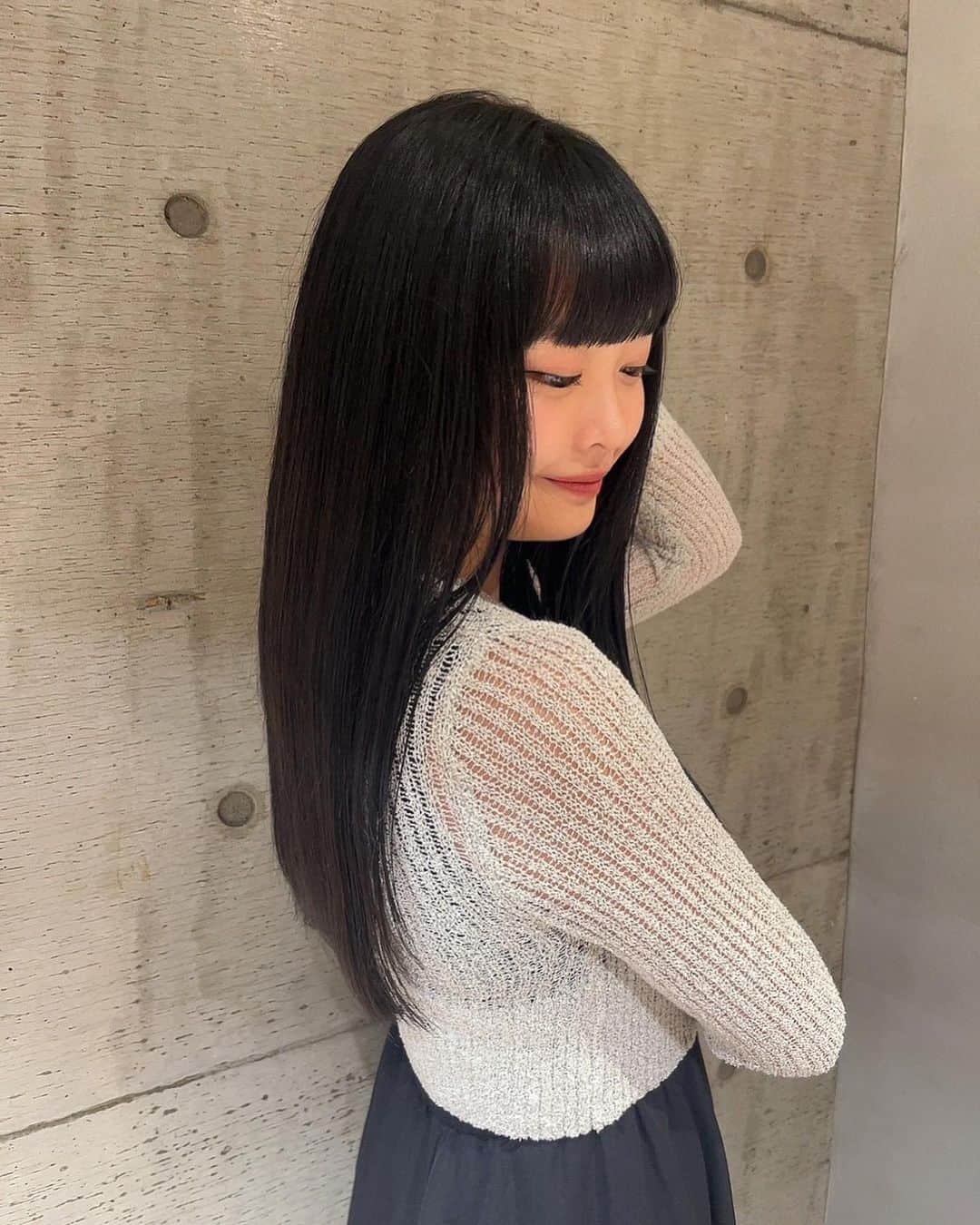 西本ヒカルのインスタグラム：「・ 黒髪な気分です💇🏻‍♀️  ありがとうございました❤︎🙇‍♀️」
