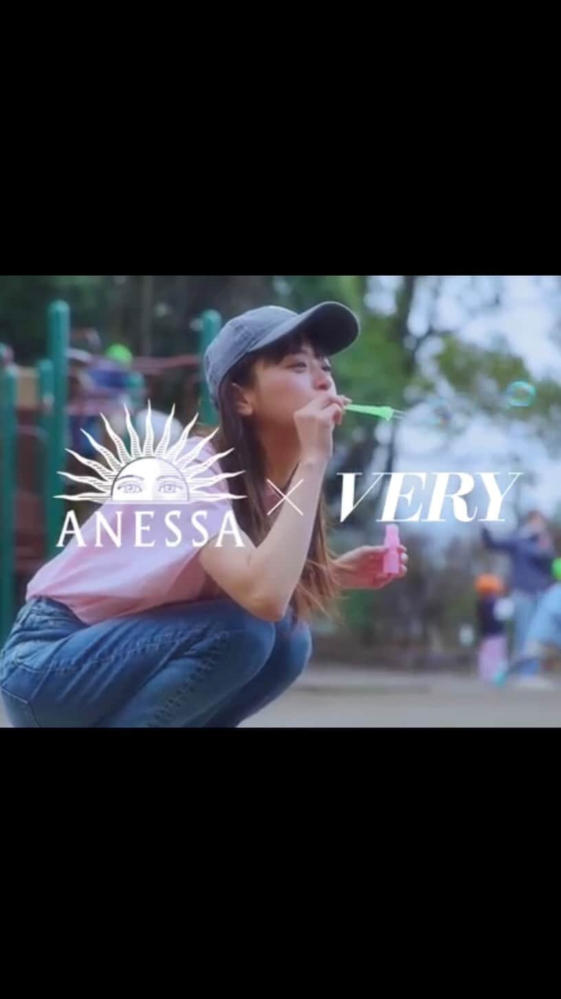 のインスタグラム：「VERYモデル・近藤千尋さんもお気に入り「白のアネッサ」と「金のアネッサ」。”仕事と子育てで毎日バタバタなママたちの心強い味方になってくれる”と編集部でも愛用する人多数！ その秘密は？   @chipichan.1215    #近藤千尋 #アネッサ #日焼け止め #日焼け対策 #UV #ANESSA #うるおいホールドUVジェル #アネッサは強いだけだと思ってた #雑誌VERY #VERYWEB #VERY編集部 #VERYモデル #PR」