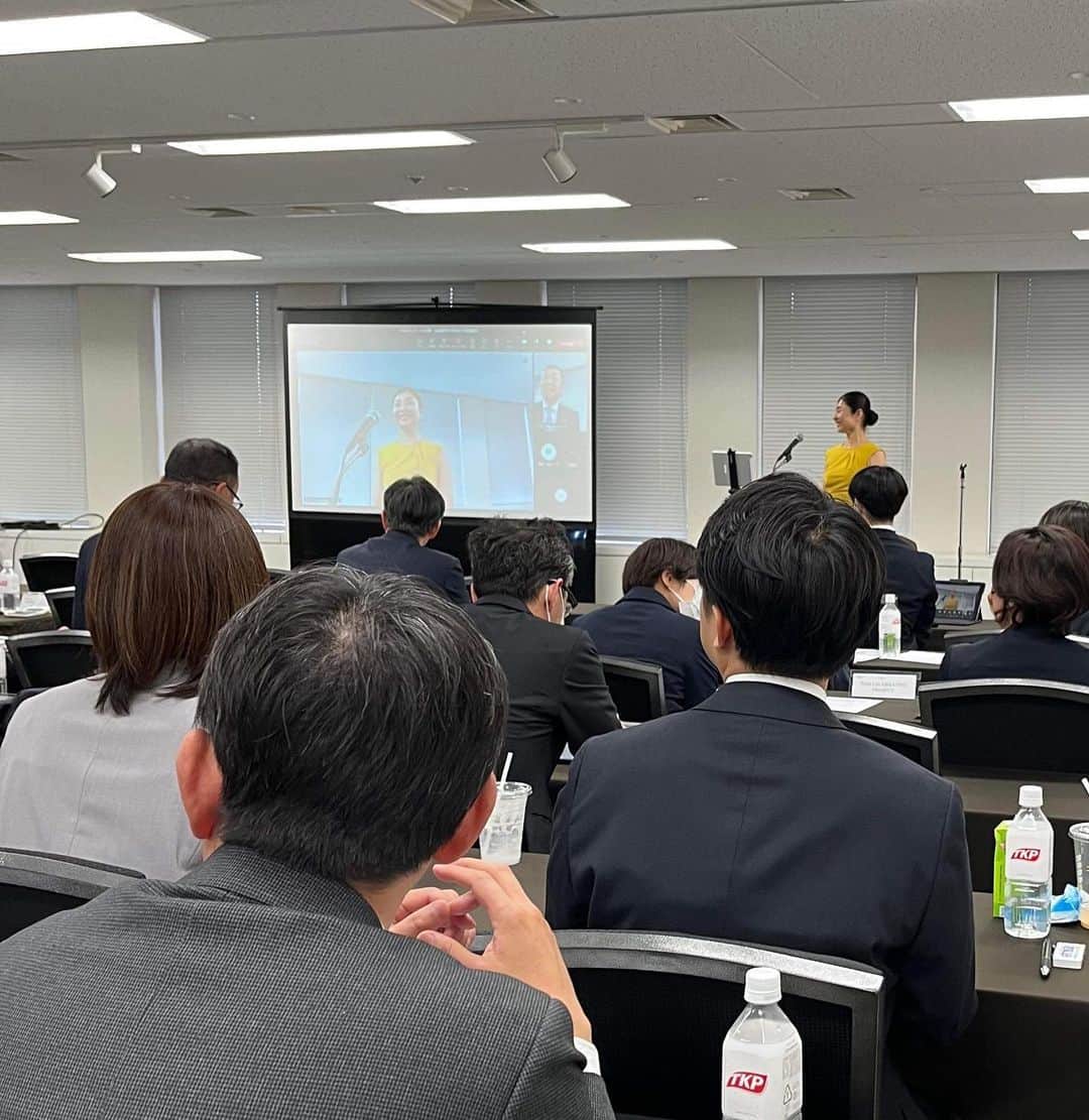 間々田佳子のインスタグラム：「今日は某企業様の研修にて「ビジネスに効く間々田式顔の筋トレ、コアフェイストレーニング講座」をさせていただきました。  もともとネガティブ思考で、表情も乏しく、コミュニケーション能力が低かった私が講師となり指導する立場になるとは自分でも驚きです。  ただ…このメソッドを伝えたいと思う原動力は、誰よりも不器用な私が「顔の筋トレ」を毎日継続しただけで、多くの苦手意識を克服できたことにあるんだろうなと感じています。  それを過去の私と同じように顔や表情、人間関係で困っている方がいたとしたら「悩まないでオッケーだよ🙆‍♀️ 実は自分を変える簡単な方法があるから教えてあげるよ❣️」っと、伝えたい気持ちが強いのかも…。  生徒さん達を見ていて確信しています。顔を動かすスイッチが入るだけで、人生が変わる❗️夜は月額レッスン。みなさんの表情がよりよくなる様子を見ているだけで幸せです。いつもありがとう❣️みんなから元気をいただいています♪  #間々田佳子 #コアフェイストレーニング #人生を変える顔の筋トレ #人生を変える顔の筋トレコアフェイストレーニング」