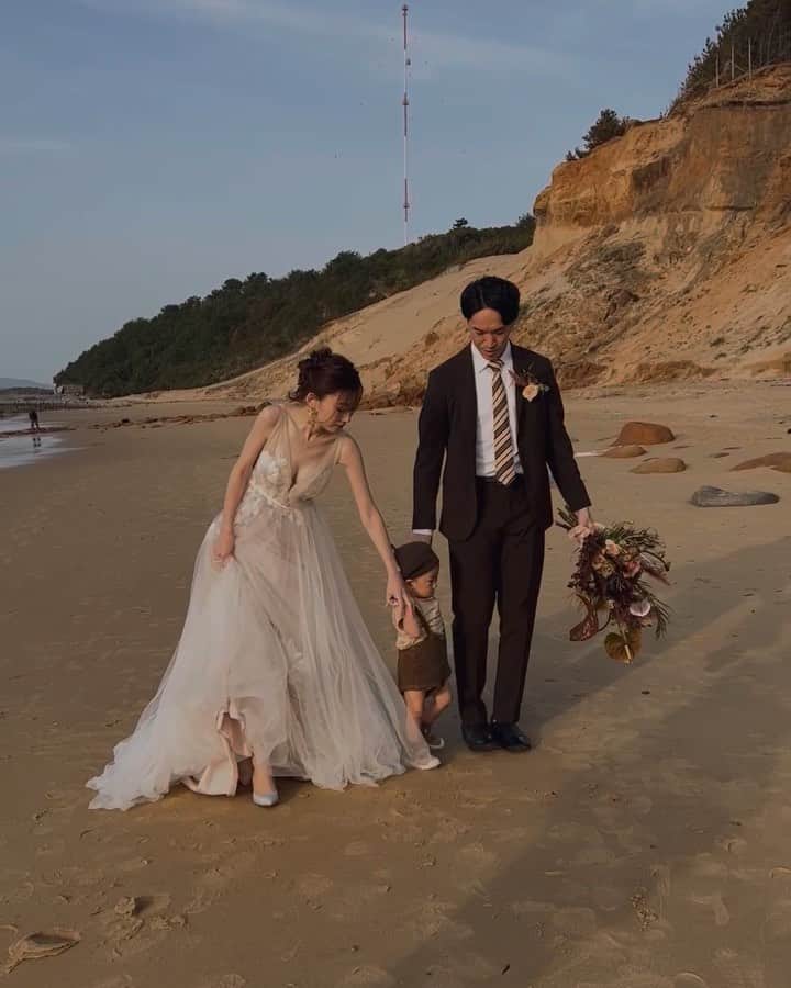 ukapiのインスタグラム：「⠀ ⠀ ⠀ 延期したおかげで よちよち歩く聖於👶🏻と撮れた♡ ⠀ 初めての砂浜に大興奮❕ ずっとまーたんが遊んでくれてて 聖於も懐いてて本当に本当に 感謝してもしきれへん... ⠀ まーたんなしでは 撮影できなかったと言っても過言ではない。 ⠀ Big Love🫰🏼 ⠀ ⠀ #ウエディングフォト ⠀」