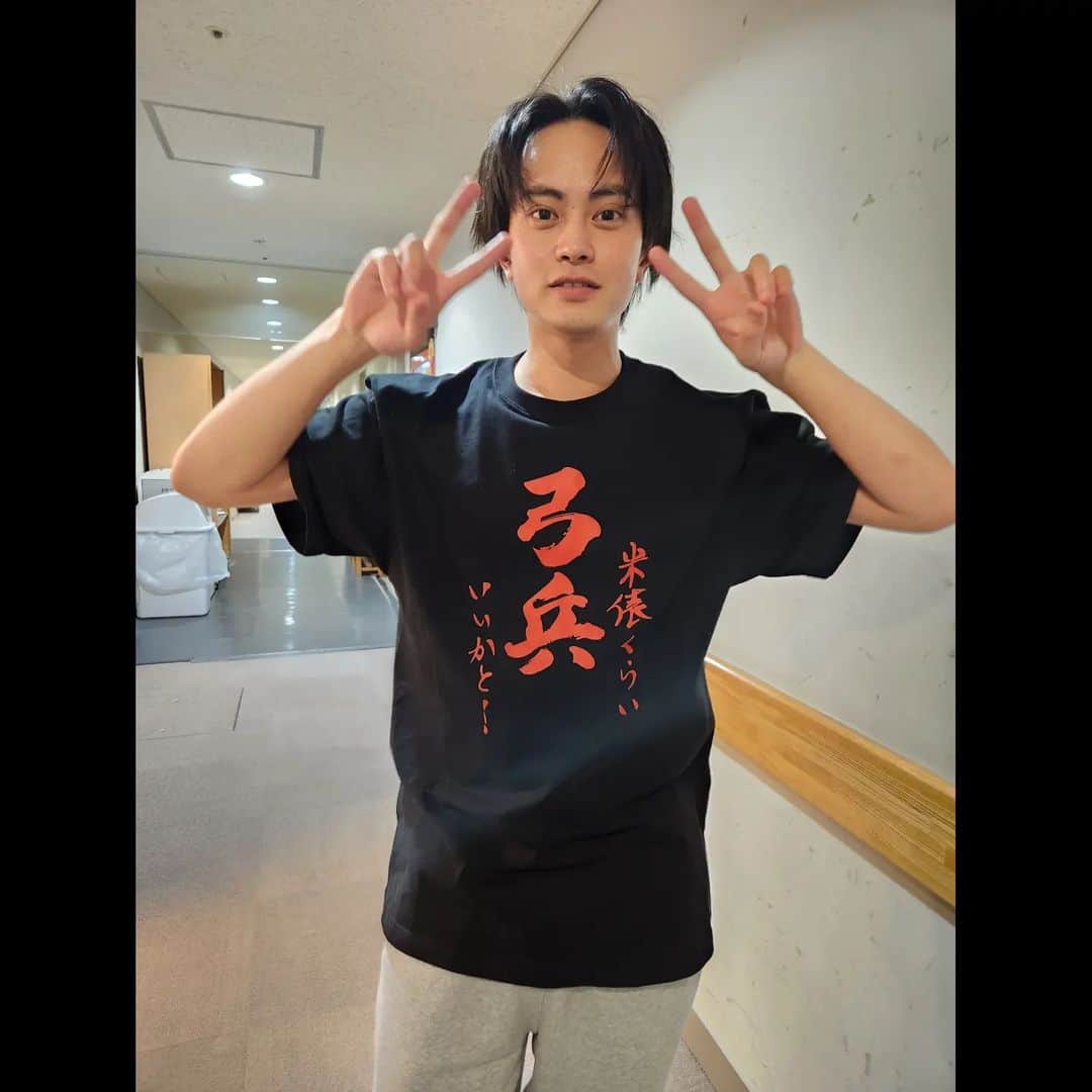 桑畑亨成のインスタグラム：「弓兵Tシャツ、頂きました。 文字は魏興役の内堀さんがデザイン。 凄い綺麗な字でビックリしました ありがたやありがたや🙏  人が運んでる荷物に別にいいでしょ って感じで、弓放ってます 配達中のトラックの段ボールに石ぶん投げてるみたいな　 そりゃブチキレられるよ まじやベーやつだ。  いいかと思うな。でも良いと思い続けよう　  まだまだ撃ちまくるよ　 買ったばかりの弓自慢したいしな」