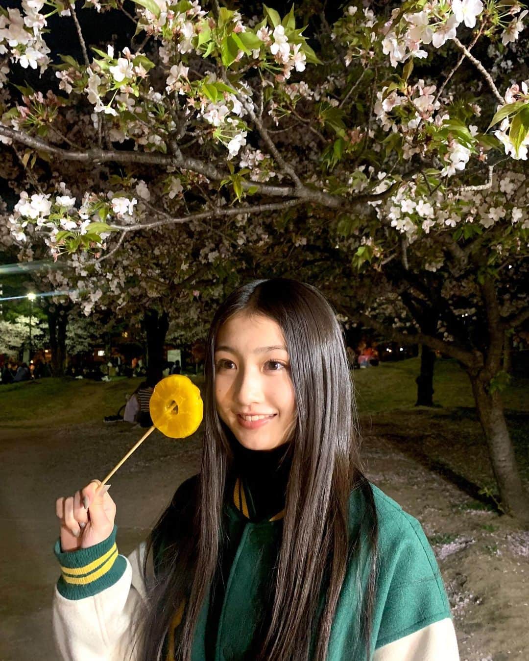 塩月希依音のインスタグラム：「🍍🍍🍍  パイナップルあめも好き〜  #パイナップル#パイン#パインアメ #屋台#フルーツ#フルーツ飴#jk#ljk#05#05년생 #05line」