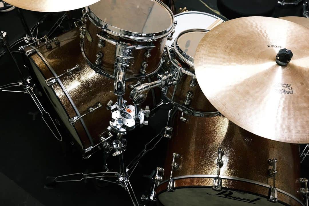 角田美喜のインスタグラム：「今日はNASHスタジオでした🥁24”ツーバス踏めてありがたいです👣 #pearldrums  #x100v」