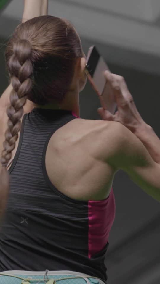 のインスタグラム：「Sorriso e scarpe giuste (ma anche taaanta lacca) dietro le quinte dello spot di Fastweb 🎬  #TuSeiFuturo #FastwebSquad #ad」