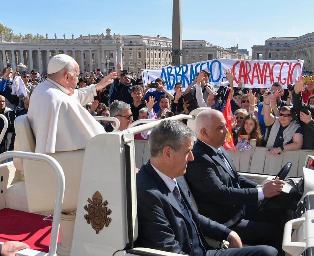 フランシスコ（ローマ教皇）さんのインスタグラム写真 - (フランシスコ（ローマ教皇）Instagram)「EN: Brothers and sisters, filled with the joy of the Risen Christ, let us ask the grace of being a Church "moving out", the community of missionary disciples taking initiative and committed to proclaim the Gospel of peace and mercy. #GeneralAudience #Easter   PT: Irmãos e irmãs, repletos da alegria de Cristo Ressuscitado, peçamos a graça de ser Igreja "em saída", a comunidade dos discípulos missionários que tomam a iniciativa e se envolvem para anunciar o Evangelho da paz e da misericórdia. #AudiênciaGeral #Páscoa   ES: Hermanos y hermanas, llenos de la alegría de Cristo resucitado, pidamos la gracia de ser Iglesia “en salida”, la comunidad de los discípulos misioneros que toman la iniciativa y se comprometen en  el anuncio del Evangelio de la paz y de la misericordia. #AudienciaGeneral #Pascua   IT: Fratelli e sorelle, ricolmi della gioia di Cristo Risorto, chiediamo la grazia di essere Chiesa “in uscita”, la comunità  dei discepoli missionari che prendono l’iniziativa e che si coinvolgono per annunciare il Vangelo della pace e della misericordia. #UdienzaGenerale #Pasqua   FR: Frères et sœurs, remplis de la joie du Christ Ressuscité, demandons la grâce d'être l'Église "en sortie", la communauté des disciples missionnaires qui prennent l'initiative et s'engagent pour annoncer l'Évangile de la paix et de la miséricorde. #AudienceGénérale #Pâques   PL: Bracia i siostry, przepełnieni radością Chrystusa Zmartwychwstałego, prośmy o łaskę bycia Kościołem „wychodzącym”, wspólnotą uczniów-misjonarzy, którzy podejmują inicjatywę i angażują się, aby głosić Ewangelię pokoju i miłosierdzia.   DE: Brüder und Schwestern, von der Freude des Auferstandenen erfüllt, bitten wir um die Gnade, eine nach außen gerichtete Kirche zu sein, eine Gemeinschaft missionarischer Jünger, die sich engagieren, um das Evangelium des Friedens und der Barmherzigkeit zu verkünden. #Generalaudienz」4月12日 23時14分 - franciscus