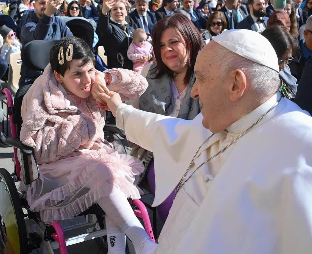 フランシスコ（ローマ教皇）さんのインスタグラム写真 - (フランシスコ（ローマ教皇）Instagram)「EN: Brothers and sisters, filled with the joy of the Risen Christ, let us ask the grace of being a Church "moving out", the community of missionary disciples taking initiative and committed to proclaim the Gospel of peace and mercy. #GeneralAudience #Easter   PT: Irmãos e irmãs, repletos da alegria de Cristo Ressuscitado, peçamos a graça de ser Igreja "em saída", a comunidade dos discípulos missionários que tomam a iniciativa e se envolvem para anunciar o Evangelho da paz e da misericórdia. #AudiênciaGeral #Páscoa   ES: Hermanos y hermanas, llenos de la alegría de Cristo resucitado, pidamos la gracia de ser Iglesia “en salida”, la comunidad de los discípulos misioneros que toman la iniciativa y se comprometen en  el anuncio del Evangelio de la paz y de la misericordia. #AudienciaGeneral #Pascua   IT: Fratelli e sorelle, ricolmi della gioia di Cristo Risorto, chiediamo la grazia di essere Chiesa “in uscita”, la comunità  dei discepoli missionari che prendono l’iniziativa e che si coinvolgono per annunciare il Vangelo della pace e della misericordia. #UdienzaGenerale #Pasqua   FR: Frères et sœurs, remplis de la joie du Christ Ressuscité, demandons la grâce d'être l'Église "en sortie", la communauté des disciples missionnaires qui prennent l'initiative et s'engagent pour annoncer l'Évangile de la paix et de la miséricorde. #AudienceGénérale #Pâques   PL: Bracia i siostry, przepełnieni radością Chrystusa Zmartwychwstałego, prośmy o łaskę bycia Kościołem „wychodzącym”, wspólnotą uczniów-misjonarzy, którzy podejmują inicjatywę i angażują się, aby głosić Ewangelię pokoju i miłosierdzia.   DE: Brüder und Schwestern, von der Freude des Auferstandenen erfüllt, bitten wir um die Gnade, eine nach außen gerichtete Kirche zu sein, eine Gemeinschaft missionarischer Jünger, die sich engagieren, um das Evangelium des Friedens und der Barmherzigkeit zu verkünden. #Generalaudienz」4月12日 23時14分 - franciscus