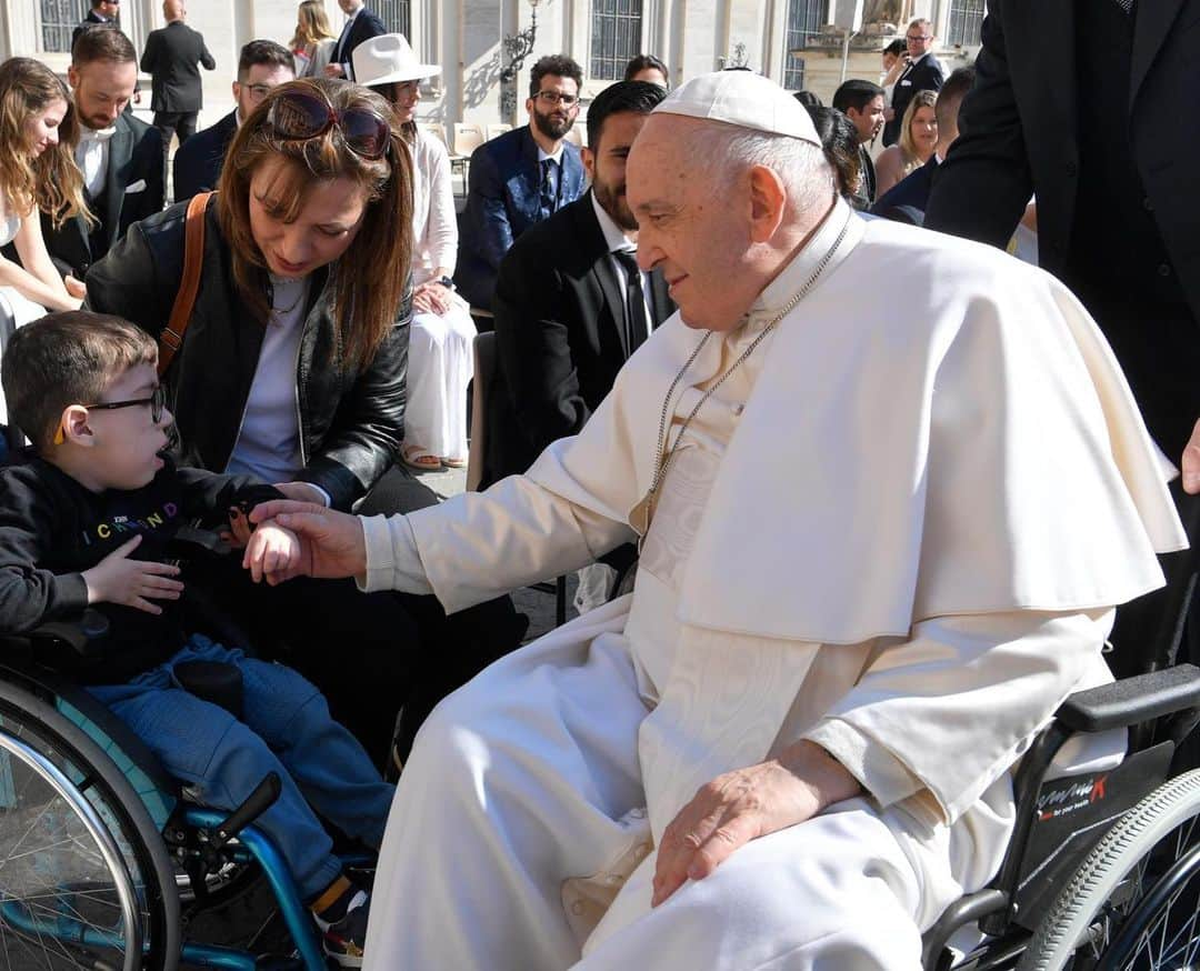 フランシスコ（ローマ教皇）さんのインスタグラム写真 - (フランシスコ（ローマ教皇）Instagram)「EN: Brothers and sisters, filled with the joy of the Risen Christ, let us ask the grace of being a Church "moving out", the community of missionary disciples taking initiative and committed to proclaim the Gospel of peace and mercy. #GeneralAudience #Easter   PT: Irmãos e irmãs, repletos da alegria de Cristo Ressuscitado, peçamos a graça de ser Igreja "em saída", a comunidade dos discípulos missionários que tomam a iniciativa e se envolvem para anunciar o Evangelho da paz e da misericórdia. #AudiênciaGeral #Páscoa   ES: Hermanos y hermanas, llenos de la alegría de Cristo resucitado, pidamos la gracia de ser Iglesia “en salida”, la comunidad de los discípulos misioneros que toman la iniciativa y se comprometen en  el anuncio del Evangelio de la paz y de la misericordia. #AudienciaGeneral #Pascua   IT: Fratelli e sorelle, ricolmi della gioia di Cristo Risorto, chiediamo la grazia di essere Chiesa “in uscita”, la comunità  dei discepoli missionari che prendono l’iniziativa e che si coinvolgono per annunciare il Vangelo della pace e della misericordia. #UdienzaGenerale #Pasqua   FR: Frères et sœurs, remplis de la joie du Christ Ressuscité, demandons la grâce d'être l'Église "en sortie", la communauté des disciples missionnaires qui prennent l'initiative et s'engagent pour annoncer l'Évangile de la paix et de la miséricorde. #AudienceGénérale #Pâques   PL: Bracia i siostry, przepełnieni radością Chrystusa Zmartwychwstałego, prośmy o łaskę bycia Kościołem „wychodzącym”, wspólnotą uczniów-misjonarzy, którzy podejmują inicjatywę i angażują się, aby głosić Ewangelię pokoju i miłosierdzia.   DE: Brüder und Schwestern, von der Freude des Auferstandenen erfüllt, bitten wir um die Gnade, eine nach außen gerichtete Kirche zu sein, eine Gemeinschaft missionarischer Jünger, die sich engagieren, um das Evangelium des Friedens und der Barmherzigkeit zu verkünden. #Generalaudienz」4月12日 23時14分 - franciscus