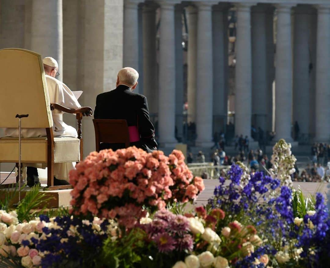 フランシスコ（ローマ教皇）さんのインスタグラム写真 - (フランシスコ（ローマ教皇）Instagram)「EN: Brothers and sisters, filled with the joy of the Risen Christ, let us ask the grace of being a Church "moving out", the community of missionary disciples taking initiative and committed to proclaim the Gospel of peace and mercy. #GeneralAudience #Easter   PT: Irmãos e irmãs, repletos da alegria de Cristo Ressuscitado, peçamos a graça de ser Igreja "em saída", a comunidade dos discípulos missionários que tomam a iniciativa e se envolvem para anunciar o Evangelho da paz e da misericórdia. #AudiênciaGeral #Páscoa   ES: Hermanos y hermanas, llenos de la alegría de Cristo resucitado, pidamos la gracia de ser Iglesia “en salida”, la comunidad de los discípulos misioneros que toman la iniciativa y se comprometen en  el anuncio del Evangelio de la paz y de la misericordia. #AudienciaGeneral #Pascua   IT: Fratelli e sorelle, ricolmi della gioia di Cristo Risorto, chiediamo la grazia di essere Chiesa “in uscita”, la comunità  dei discepoli missionari che prendono l’iniziativa e che si coinvolgono per annunciare il Vangelo della pace e della misericordia. #UdienzaGenerale #Pasqua   FR: Frères et sœurs, remplis de la joie du Christ Ressuscité, demandons la grâce d'être l'Église "en sortie", la communauté des disciples missionnaires qui prennent l'initiative et s'engagent pour annoncer l'Évangile de la paix et de la miséricorde. #AudienceGénérale #Pâques   PL: Bracia i siostry, przepełnieni radością Chrystusa Zmartwychwstałego, prośmy o łaskę bycia Kościołem „wychodzącym”, wspólnotą uczniów-misjonarzy, którzy podejmują inicjatywę i angażują się, aby głosić Ewangelię pokoju i miłosierdzia.   DE: Brüder und Schwestern, von der Freude des Auferstandenen erfüllt, bitten wir um die Gnade, eine nach außen gerichtete Kirche zu sein, eine Gemeinschaft missionarischer Jünger, die sich engagieren, um das Evangelium des Friedens und der Barmherzigkeit zu verkünden. #Generalaudienz」4月12日 23時14分 - franciscus