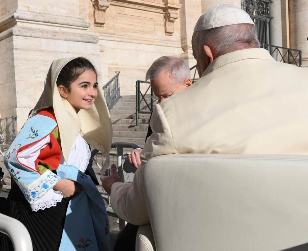 フランシスコ（ローマ教皇）さんのインスタグラム写真 - (フランシスコ（ローマ教皇）Instagram)「EN: Brothers and sisters, filled with the joy of the Risen Christ, let us ask the grace of being a Church "moving out", the community of missionary disciples taking initiative and committed to proclaim the Gospel of peace and mercy. #GeneralAudience #Easter   PT: Irmãos e irmãs, repletos da alegria de Cristo Ressuscitado, peçamos a graça de ser Igreja "em saída", a comunidade dos discípulos missionários que tomam a iniciativa e se envolvem para anunciar o Evangelho da paz e da misericórdia. #AudiênciaGeral #Páscoa   ES: Hermanos y hermanas, llenos de la alegría de Cristo resucitado, pidamos la gracia de ser Iglesia “en salida”, la comunidad de los discípulos misioneros que toman la iniciativa y se comprometen en  el anuncio del Evangelio de la paz y de la misericordia. #AudienciaGeneral #Pascua   IT: Fratelli e sorelle, ricolmi della gioia di Cristo Risorto, chiediamo la grazia di essere Chiesa “in uscita”, la comunità  dei discepoli missionari che prendono l’iniziativa e che si coinvolgono per annunciare il Vangelo della pace e della misericordia. #UdienzaGenerale #Pasqua   FR: Frères et sœurs, remplis de la joie du Christ Ressuscité, demandons la grâce d'être l'Église "en sortie", la communauté des disciples missionnaires qui prennent l'initiative et s'engagent pour annoncer l'Évangile de la paix et de la miséricorde. #AudienceGénérale #Pâques   PL: Bracia i siostry, przepełnieni radością Chrystusa Zmartwychwstałego, prośmy o łaskę bycia Kościołem „wychodzącym”, wspólnotą uczniów-misjonarzy, którzy podejmują inicjatywę i angażują się, aby głosić Ewangelię pokoju i miłosierdzia.   DE: Brüder und Schwestern, von der Freude des Auferstandenen erfüllt, bitten wir um die Gnade, eine nach außen gerichtete Kirche zu sein, eine Gemeinschaft missionarischer Jünger, die sich engagieren, um das Evangelium des Friedens und der Barmherzigkeit zu verkünden. #Generalaudienz」4月12日 23時14分 - franciscus