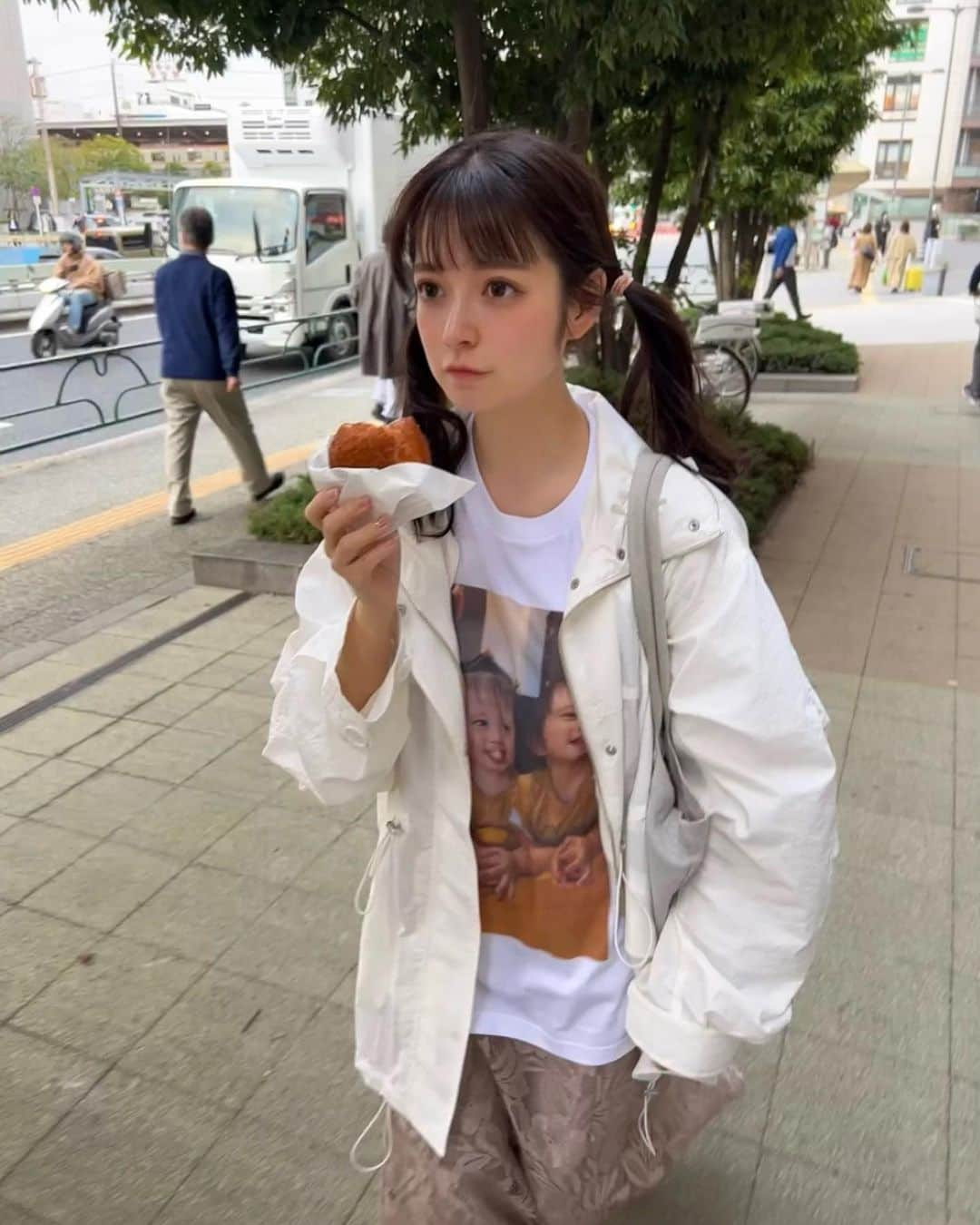 明石ゆいなさんのインスタグラム写真 - (明石ゆいなInstagram)「姪っ子Tシャツ👶  突然すみませんが、うちの姪っ子って本当に可愛いんですね。自分のことを「黄色い卵から産まれた」って言うんですよ。嘘つくな。  そんな叔母バカな私がいつも着ているこのTシャツは アップティー（　@up_t1 ）さんで作りました💪 好きな画像を送るだけで簡単にできたし、お手頃価格だった😆💕  2.3枚目は姪っ子Tシャツを着て、セブンイレブンのカレーパンを食べながら出社するわたし。 セブンのカレーパンおいしいよ！  4.5枚目は原宿にいるのに、韓国旅行に来てると嘘をつく女。 流行りに乗りたいんだぁ👵  6枚目は世界一可愛いうちの姪っ子ちゃんの元画像です。天使。保育園進級おめでとう。プールの進級テストがんばってね。来週会えるのたのちみだよ。  #姉夫婦に無許可 #勝手に我が子のTシャツ作られて勝手に色んなところで着られてる姉夫婦 #被害者  PR @up_t1 #アップティー #up-t #up_t #オリジナルTシャツ #オリジナルグッズ #オリジナルアイテム #オリジナルアイテム販売　#春コーデ　#Tシャツ女子」4月12日 23時16分 - cosmo_meropon