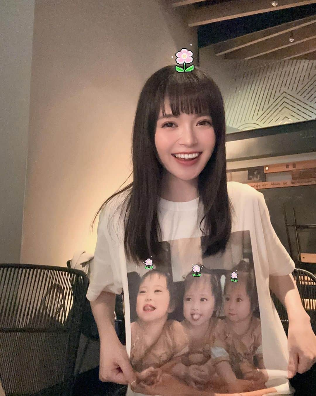 明石ゆいなさんのインスタグラム写真 - (明石ゆいなInstagram)「姪っ子Tシャツ👶  突然すみませんが、うちの姪っ子って本当に可愛いんですね。自分のことを「黄色い卵から産まれた」って言うんですよ。嘘つくな。  そんな叔母バカな私がいつも着ているこのTシャツは アップティー（　@up_t1 ）さんで作りました💪 好きな画像を送るだけで簡単にできたし、お手頃価格だった😆💕  2.3枚目は姪っ子Tシャツを着て、セブンイレブンのカレーパンを食べながら出社するわたし。 セブンのカレーパンおいしいよ！  4.5枚目は原宿にいるのに、韓国旅行に来てると嘘をつく女。 流行りに乗りたいんだぁ👵  6枚目は世界一可愛いうちの姪っ子ちゃんの元画像です。天使。保育園進級おめでとう。プールの進級テストがんばってね。来週会えるのたのちみだよ。  #姉夫婦に無許可 #勝手に我が子のTシャツ作られて勝手に色んなところで着られてる姉夫婦 #被害者  PR @up_t1 #アップティー #up-t #up_t #オリジナルTシャツ #オリジナルグッズ #オリジナルアイテム #オリジナルアイテム販売　#春コーデ　#Tシャツ女子」4月12日 23時16分 - cosmo_meropon