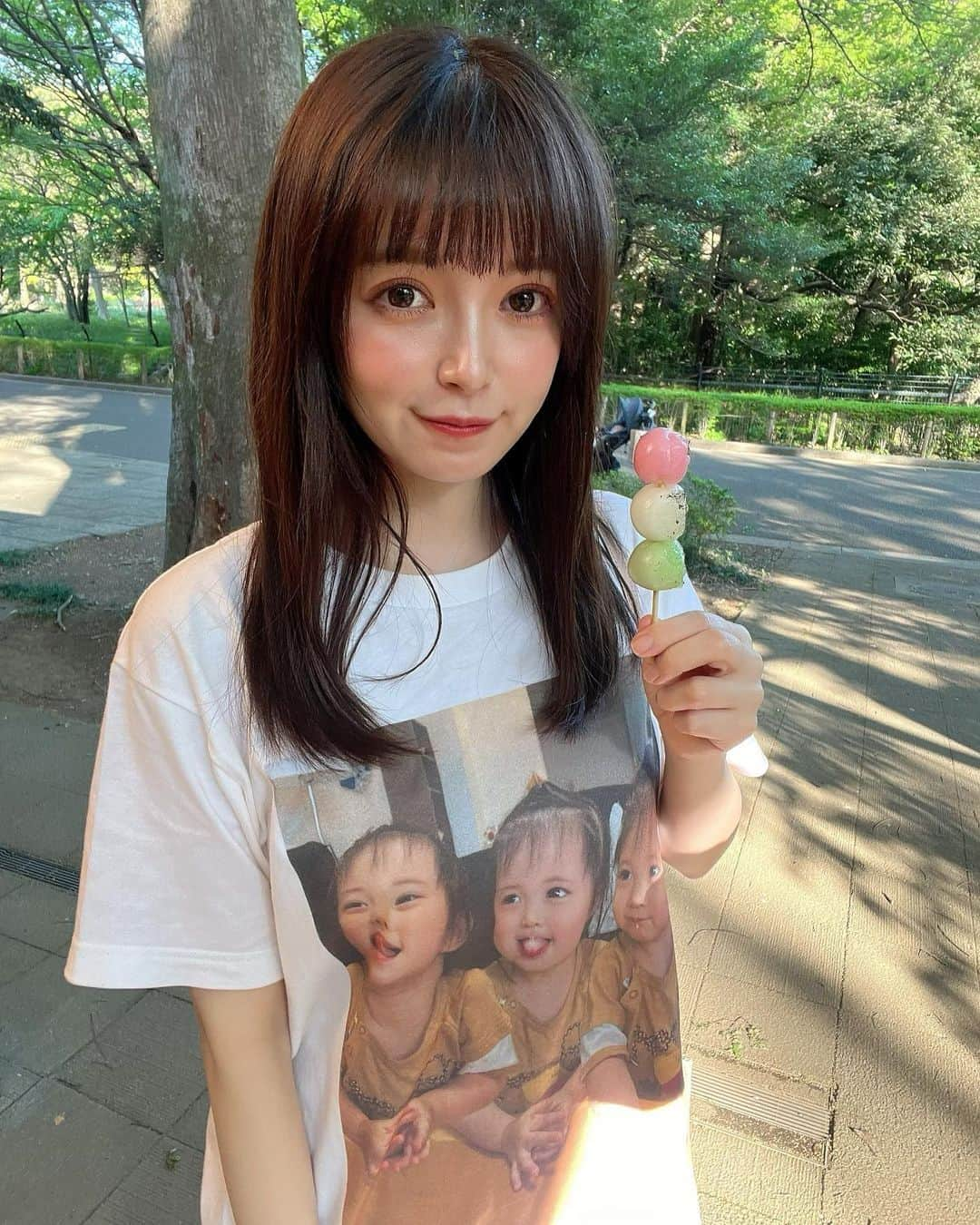 明石ゆいなさんのインスタグラム写真 - (明石ゆいなInstagram)「姪っ子Tシャツ👶  突然すみませんが、うちの姪っ子って本当に可愛いんですね。自分のことを「黄色い卵から産まれた」って言うんですよ。嘘つくな。  そんな叔母バカな私がいつも着ているこのTシャツは アップティー（　@up_t1 ）さんで作りました💪 好きな画像を送るだけで簡単にできたし、お手頃価格だった😆💕  2.3枚目は姪っ子Tシャツを着て、セブンイレブンのカレーパンを食べながら出社するわたし。 セブンのカレーパンおいしいよ！  4.5枚目は原宿にいるのに、韓国旅行に来てると嘘をつく女。 流行りに乗りたいんだぁ👵  6枚目は世界一可愛いうちの姪っ子ちゃんの元画像です。天使。保育園進級おめでとう。プールの進級テストがんばってね。来週会えるのたのちみだよ。  #姉夫婦に無許可 #勝手に我が子のTシャツ作られて勝手に色んなところで着られてる姉夫婦 #被害者  PR @up_t1 #アップティー #up-t #up_t #オリジナルTシャツ #オリジナルグッズ #オリジナルアイテム #オリジナルアイテム販売　#春コーデ　#Tシャツ女子」4月12日 23時16分 - cosmo_meropon