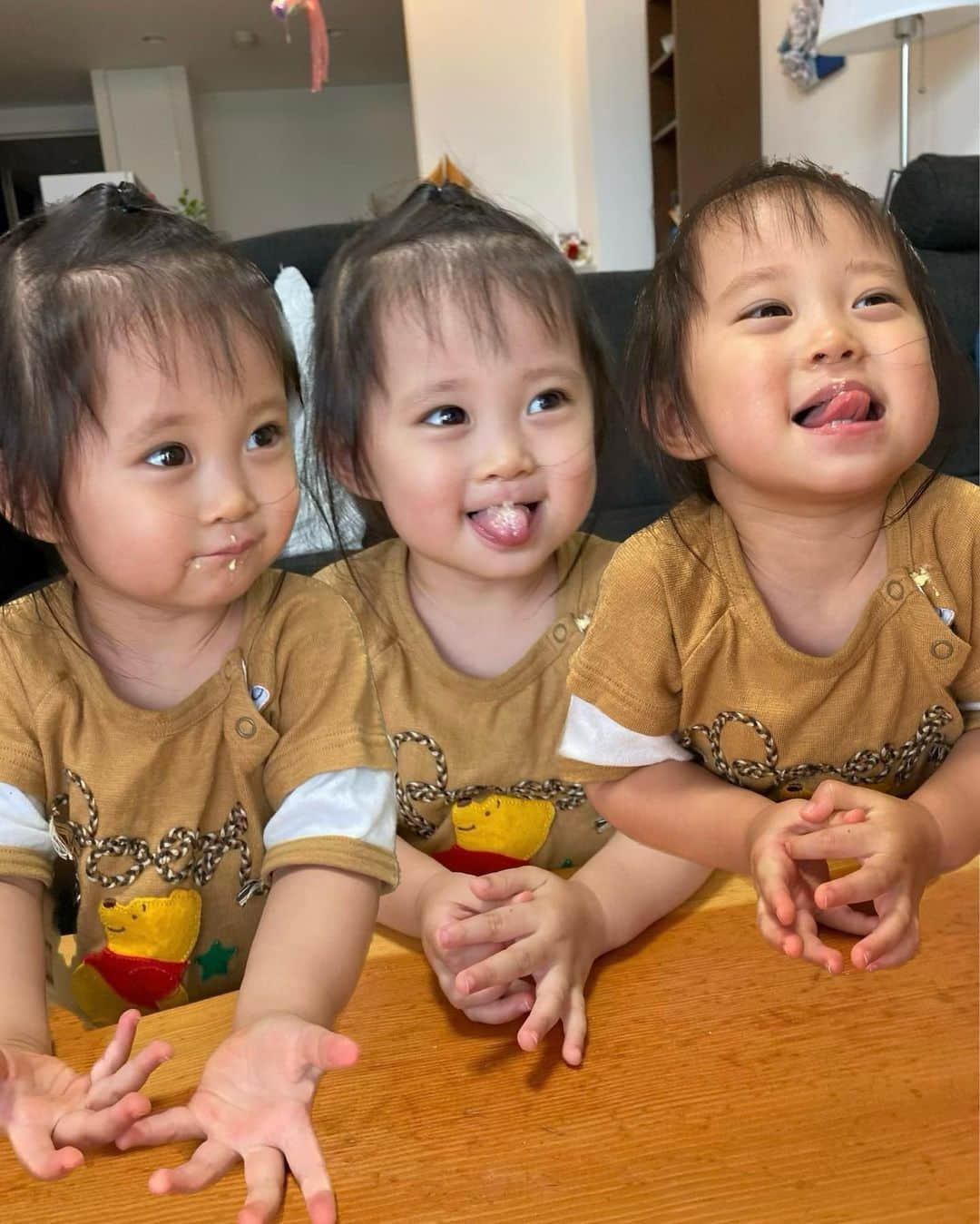 明石ゆいなさんのインスタグラム写真 - (明石ゆいなInstagram)「姪っ子Tシャツ👶  突然すみませんが、うちの姪っ子って本当に可愛いんですね。自分のことを「黄色い卵から産まれた」って言うんですよ。嘘つくな。  そんな叔母バカな私がいつも着ているこのTシャツは アップティー（　@up_t1 ）さんで作りました💪 好きな画像を送るだけで簡単にできたし、お手頃価格だった😆💕  2.3枚目は姪っ子Tシャツを着て、セブンイレブンのカレーパンを食べながら出社するわたし。 セブンのカレーパンおいしいよ！  4.5枚目は原宿にいるのに、韓国旅行に来てると嘘をつく女。 流行りに乗りたいんだぁ👵  6枚目は世界一可愛いうちの姪っ子ちゃんの元画像です。天使。保育園進級おめでとう。プールの進級テストがんばってね。来週会えるのたのちみだよ。  #姉夫婦に無許可 #勝手に我が子のTシャツ作られて勝手に色んなところで着られてる姉夫婦 #被害者  PR @up_t1 #アップティー #up-t #up_t #オリジナルTシャツ #オリジナルグッズ #オリジナルアイテム #オリジナルアイテム販売　#春コーデ　#Tシャツ女子」4月12日 23時16分 - cosmo_meropon