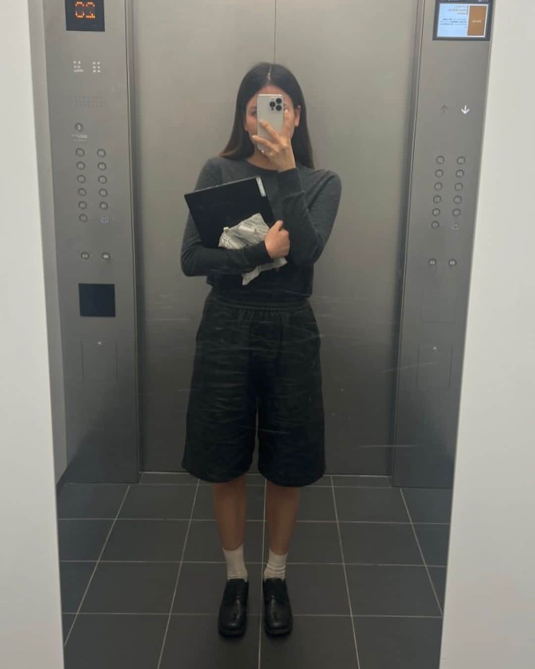 古屋美咲のインスタグラム：「今日の私服が好き🫶🏻🛗 (靴のタンの裏までかわいい) . . . #jeanasis#モノトーンコーデ#ハーフパンツコーデ#シンプルコーデ#モードコーデ#きれいめカジュアル#ローファーコーデ#レースアップシューズ#uniqlo#ユニクロ#ユニクロコーデ#amoment#レザーハーフパンツ#韓国ファッション#モード#ローファー#シンプルニット#春ニット#グレーコーデ#私服コーデ#私服」