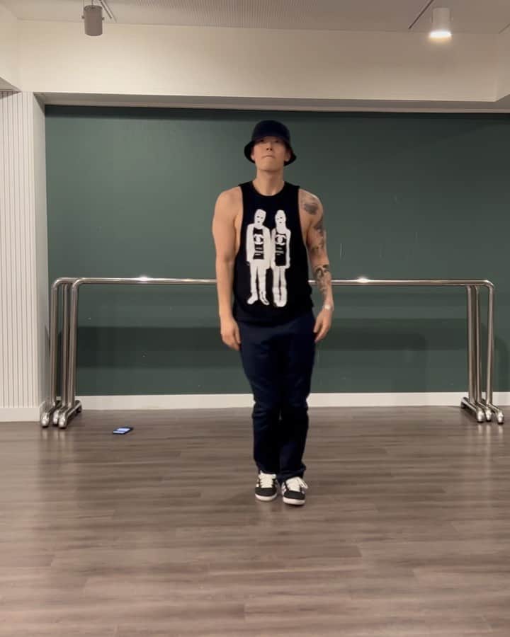 ZELO のインスタグラム：「Lately my health condition hasn’t been the best, it’s hard to take my mind out of it but this Sunday was one of the best days I have had in a long time. Thank you for everyone that has been supporting my dance clases in Korea, the cute gifts, the warming hugs, and the upcoming dance workshop in Japan😁」