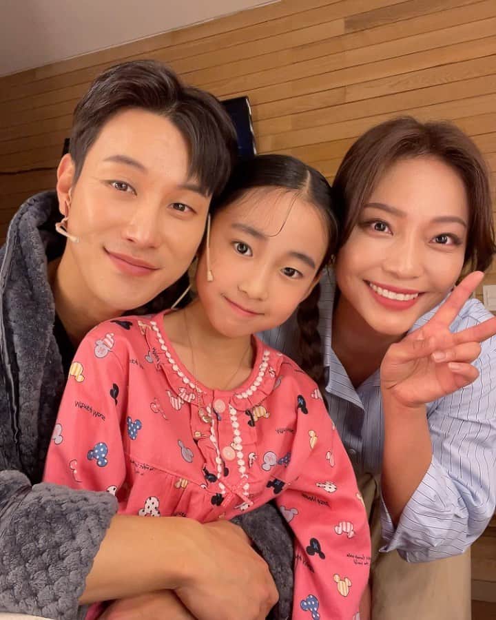 Lee Si-gangのインスタグラム：「#뮤지컬#친정엄마 👨‍👩‍👦 (공연중에 사진 한컷 )❤️ 사진인줄알았눈뎅...ㅋㅋ 영상이..🤣  #부모님들모시고꼭오세요  今日もとても楽しかったです。 舞台の中で僕の娘と奥さんです🥰 可愛いでしょう？👨‍👩‍👦」