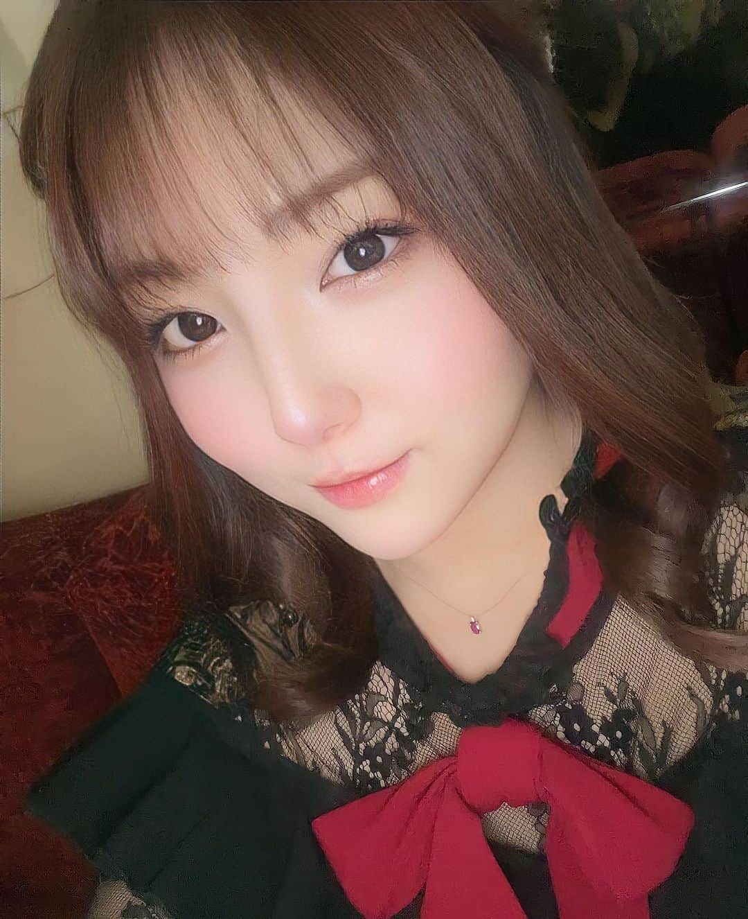 のインスタグラム：「出勤してる！ なんか高画質になるアプリで写真高画質にしてみた！どうだろう？キモイかな？w 明日は休みだから見たいと思ってた映画全部見る！  #バルセロナグループ #ピーアンドジェー #札幌 #すすきの #ススキノ #キャバクラ #キャバ嬢 #キャバクラ嬢 #ニュークラブ #ニュークラ #ニュークラ嬢 #キャバ #ラウンジ #ラウンジ嬢 #ガールズバー #ホステス #すすきのキャバクラ #すすきのキャバ嬢  #札幌旅行 #美人 #美女 #可愛い #可愛い女の子 #銀座 #六本木 #北新地 #錦 #中州 #いいね返し #オタク」
