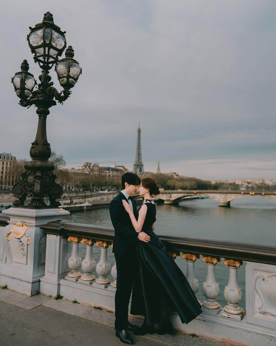 インソクのインスタグラム：「파리에서 wedding 스냅🇫🇷  Photographe📷  @tom_graphe  @paris_shutterpresso   Hair&makeup_dress👗 @makeupmuto_paris  #파리스냅 #웨딩스냅 #야외스냅 #해외스냅 #신혼부부 #결혼식 #웨딩 #웨딩촬영 #parisweddingphotographer #paris #parisweddingphotography #parissunrise #honeymoon」