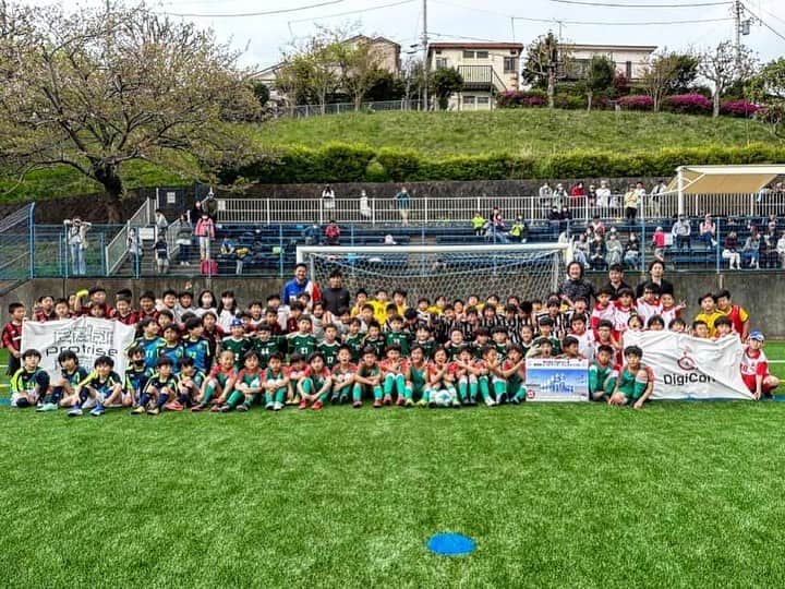 石川直宏さんのインスタグラム写真 - (石川直宏Instagram)「『横須賀U-10サッカー大会』  Protrise株式会社様・株式会社DigiCon様にご協力いただき、地元横須賀の子どもたちが笑顔になってもらえる取り組みを。  こういった大会企画に関わる事は初めての機会だったので、色々と学ばせてもらいながら、より良い形で今後に繋げ、広げていきたいと思っています。  僕が小学生の時は、セルジオ越後さんのさわやかサッカー教室に参加。ボールをお腹とユニフォームに挟んでドリブルする？マリーシア！？笑  米軍基地・ベース内でのイベントにゲストで来ていた加藤久さんのドライブシュートを間近で見れた事(ドライブしていたかは、、、笑)  三浦国際マラソンのイベントでは三浦海岸のビーチで、当時浦和レッズの水内さんらとサッカー対決⚽️ ゴールを決めて勝利した事を今でも覚えています。  何が言いたいかというと、幼少期の体験・経験は特に唯一無二。  そんな機会を今後も生み出していけたらと思います。 こういった活動は継続して。  初優勝は出身の横須賀シーガルズ🏆👏 プレーはもちろん、ベンチメンバーも含めたチームの一体感が素晴らしかった🤝  #Yokosuka #横須賀 #サッカー大会 #Protraize #プロトライズ #DigiCon #羽生直剛 #河野広貴 #秋元陽太 #NaohiroIshikawa #石川直宏」4月12日 23時40分 - sgss.18