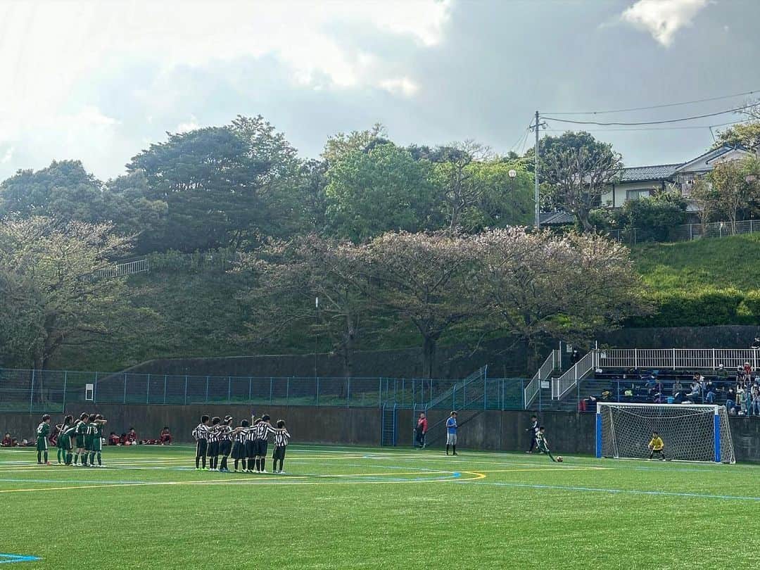 石川直宏さんのインスタグラム写真 - (石川直宏Instagram)「『横須賀U-10サッカー大会』  Protrise株式会社様・株式会社DigiCon様にご協力いただき、地元横須賀の子どもたちが笑顔になってもらえる取り組みを。  こういった大会企画に関わる事は初めての機会だったので、色々と学ばせてもらいながら、より良い形で今後に繋げ、広げていきたいと思っています。  僕が小学生の時は、セルジオ越後さんのさわやかサッカー教室に参加。ボールをお腹とユニフォームに挟んでドリブルする？マリーシア！？笑  米軍基地・ベース内でのイベントにゲストで来ていた加藤久さんのドライブシュートを間近で見れた事(ドライブしていたかは、、、笑)  三浦国際マラソンのイベントでは三浦海岸のビーチで、当時浦和レッズの水内さんらとサッカー対決⚽️ ゴールを決めて勝利した事を今でも覚えています。  何が言いたいかというと、幼少期の体験・経験は特に唯一無二。  そんな機会を今後も生み出していけたらと思います。 こういった活動は継続して。  初優勝は出身の横須賀シーガルズ🏆👏 プレーはもちろん、ベンチメンバーも含めたチームの一体感が素晴らしかった🤝  #Yokosuka #横須賀 #サッカー大会 #Protraize #プロトライズ #DigiCon #羽生直剛 #河野広貴 #秋元陽太 #NaohiroIshikawa #石川直宏」4月12日 23時40分 - sgss.18