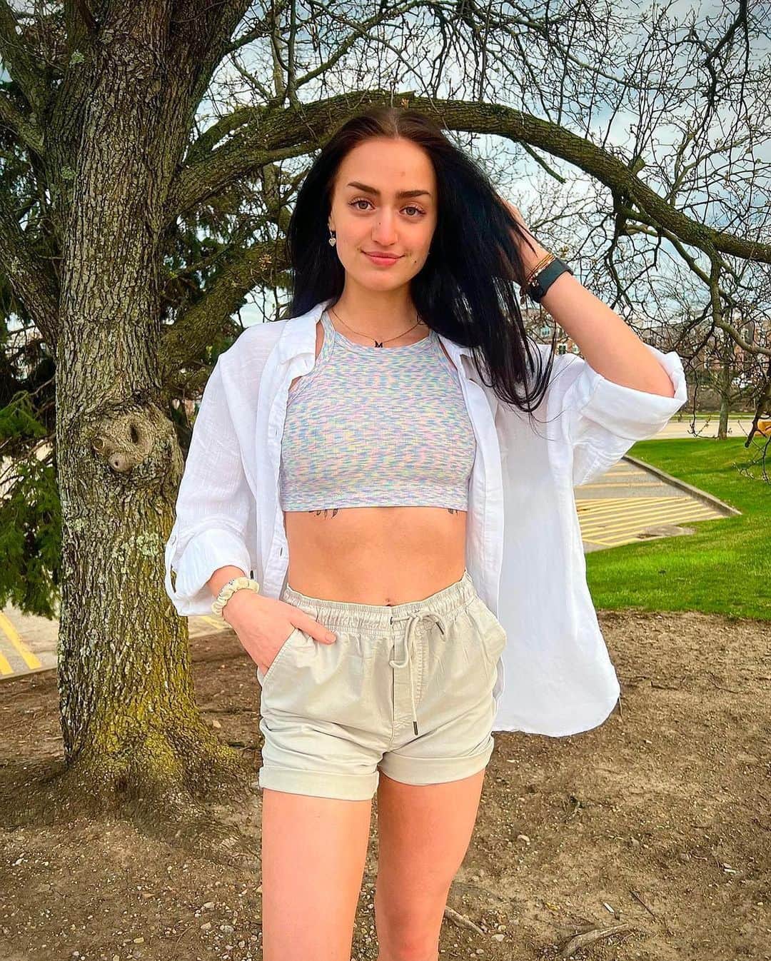 American Eagleさんのインスタグラム写真 - (American EagleInstagram)「our Trekker Shorts are for everyone, not just men 😎 comfortable, breathable, and made for anywhere & everywhere 🤌 way to slay @oliviaaneil_ 🫶 #myAEambassador」4月12日 23時41分 - americaneagle