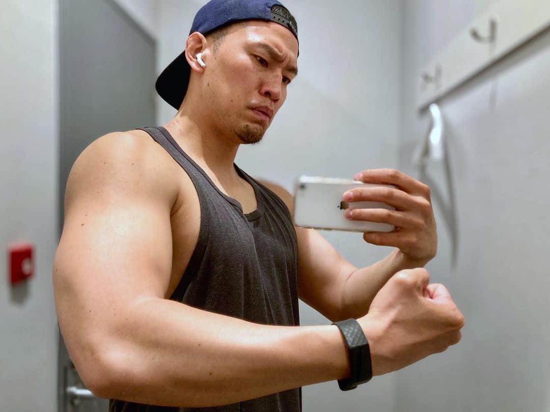 小柳心のインスタグラム：「これだけよ、自分で決められることはこれだけ。どれだけ重たいもの持ち上げれるか。  #小柳心 #コヤナギシン #俳優 #脚本家 #workout #bodymake #training」
