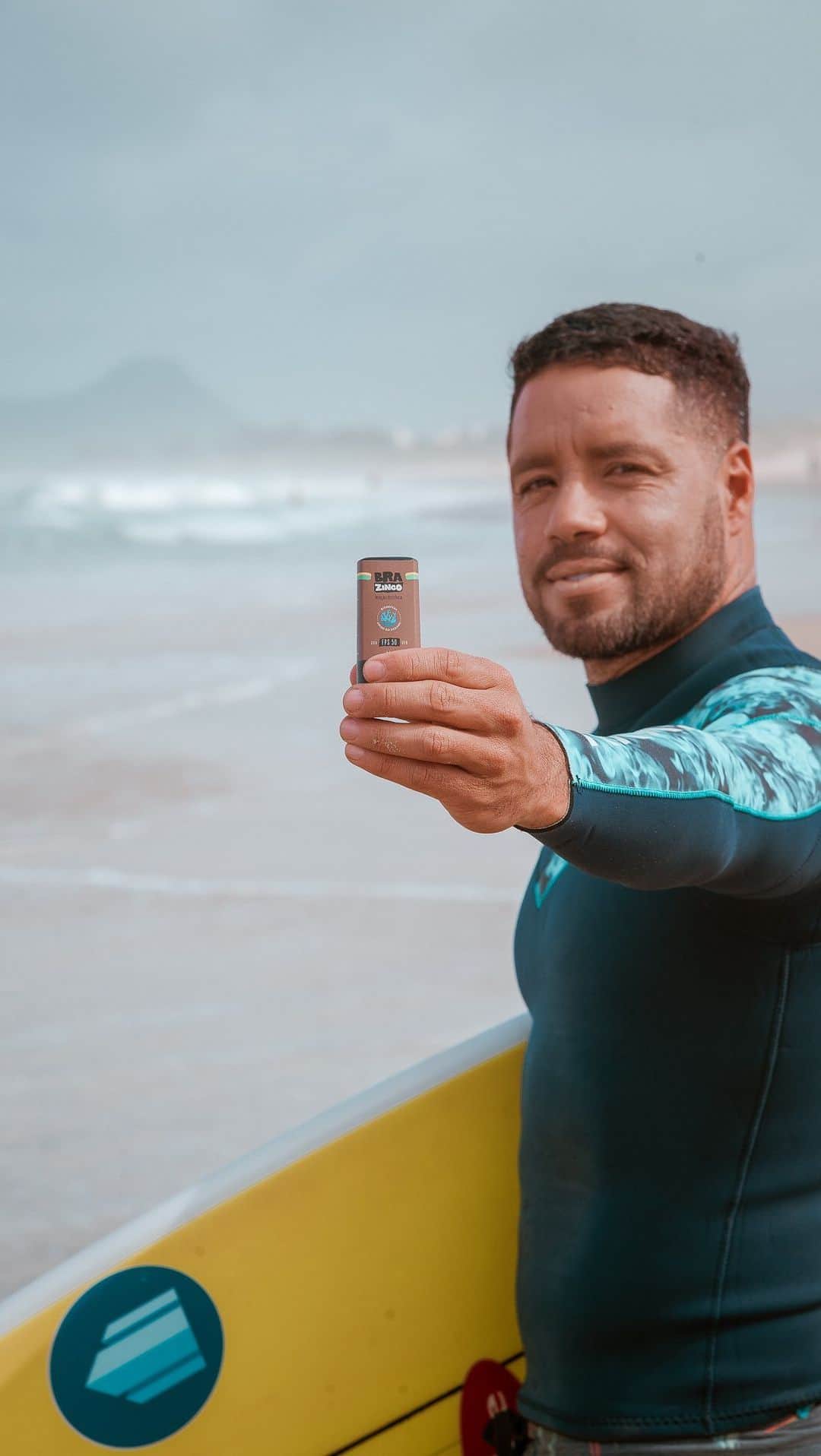 アドリアーノ・デ・ソウザのインスタグラム：「Se liga nesse recado do Mineirinho… ⬇️  Mais um ciclo de parceria com nosso capitão @adrianodesouza . Temos muito orgulho de fazer parte dessa jornada! 🫶🏻  #adrianodesouza #usebrazinco #protetorbrazinco #tanacaraqueprotege」