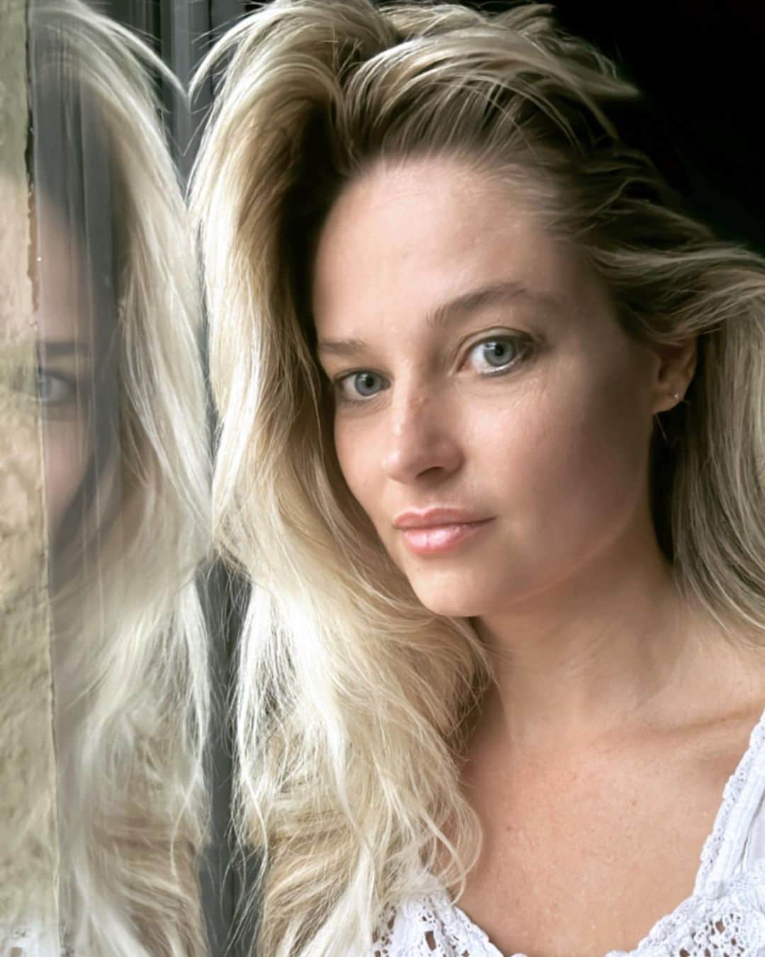 ジェネビーブ・モートンのインスタグラム：「Your window of opportunity lies ahead. Make the most of your day」