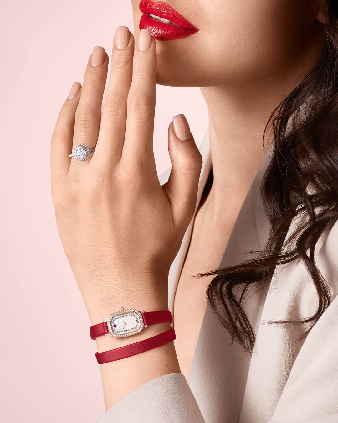 ハリー・ウィンストンのインスタグラム：「It’s time for red. Introducing Harry Winston’s newest Emerald timepiece, now available in a striking scarlet shade. Tap the link in bio to discover the latest crimson additions. #HWEmerald #HarryWinston」