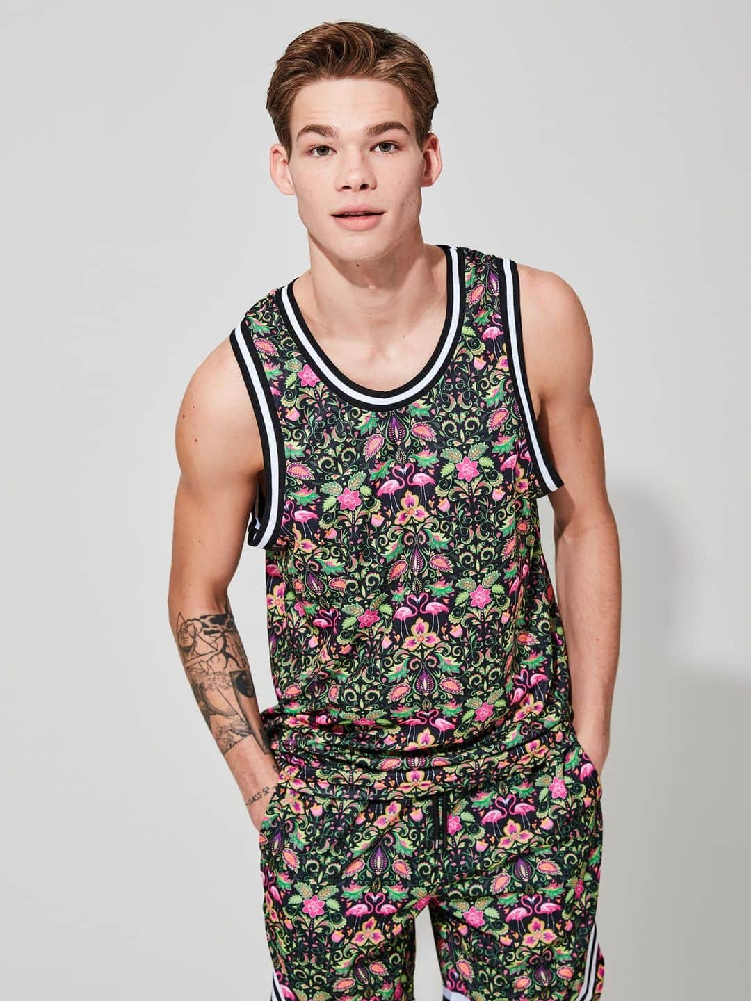 ウィーエスシーのインスタグラム：「Score a slam dunk in style with our vibrant and playful Flamingogo Tank! 🏀🌺🔥 Featuring an all-over print of colorful flamingos and flowers, this tank is perfect for making a statement both on and off the court this season. 🌟👌  Spring/Summer 2023 is available now worldwide at WeSC.com 🌐 • • • • • • #wesc #wesc1999 #wearethesuperlativeconspiracy #streetwear #hypebeast #hypebeaststyle #highsnobietystyle #highsnobiety #ss23 #springsummer2023 #BasketballTank #flamingos」