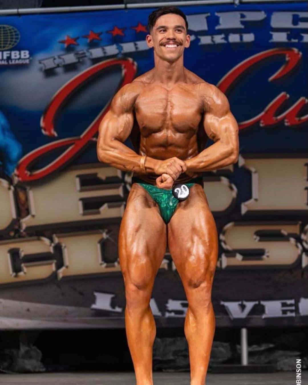 のインスタグラム：「Repost from @mainitmm207 • "Everything negative—pressure, challenges—is all an opportunity for me to rise."  -Kobe Bryant   #npc #middleweightbodybuilding」
