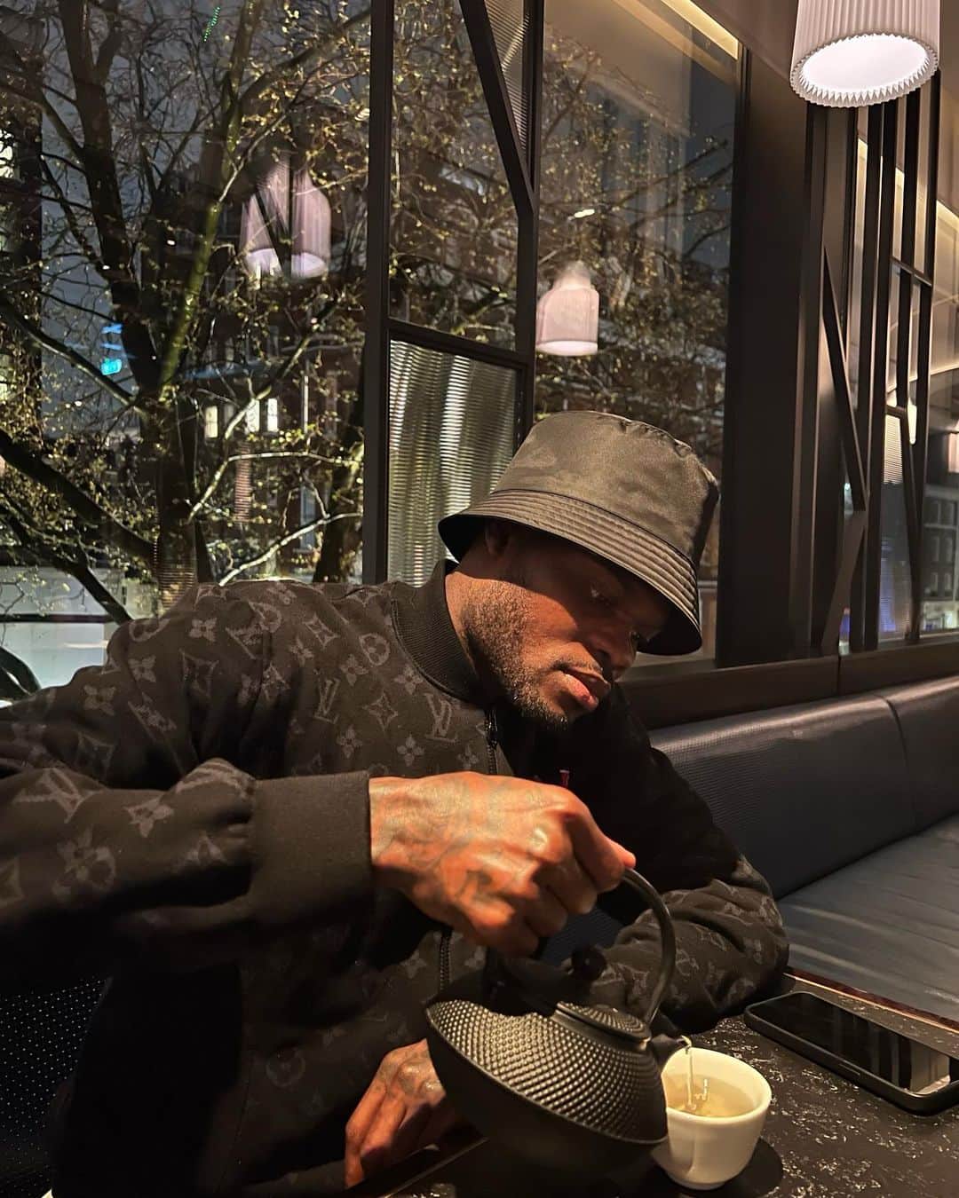 トーマス・パーテイのインスタグラム：「Reflect and keep pushing until you become the best version of yourself 🙏🏾  #TP5」